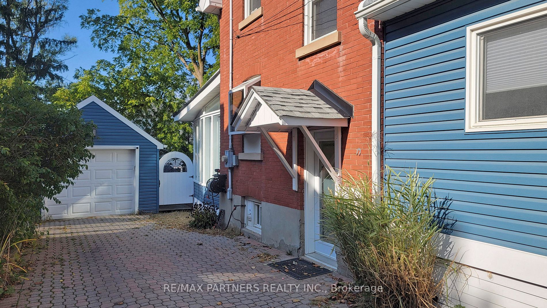 16 Elizabeth St S