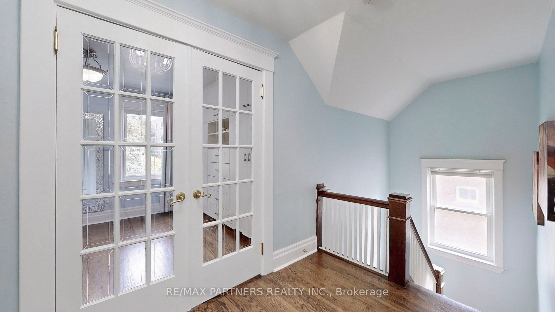 16 Elizabeth St S