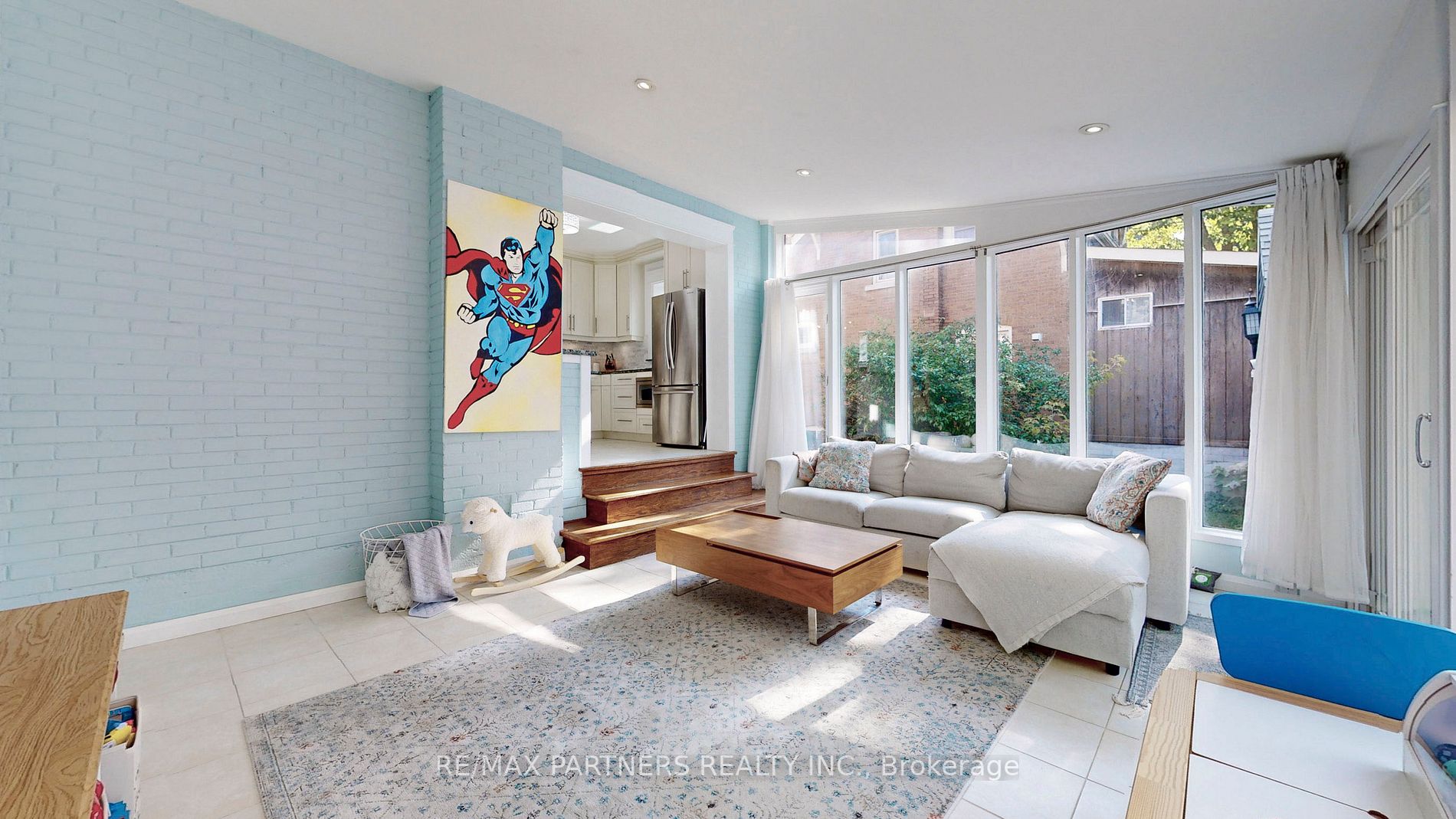 16 Elizabeth St S