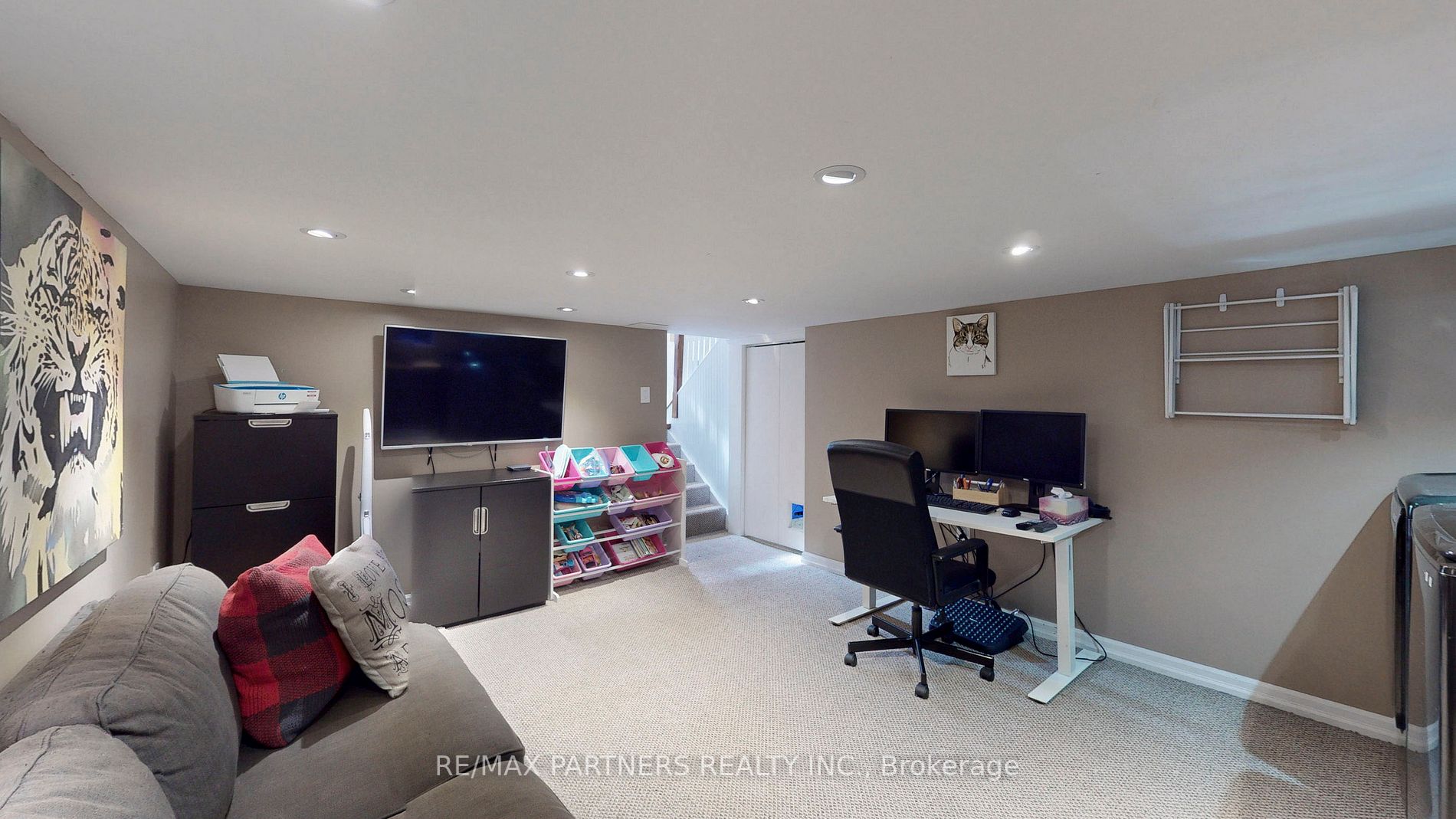 16 Elizabeth St S