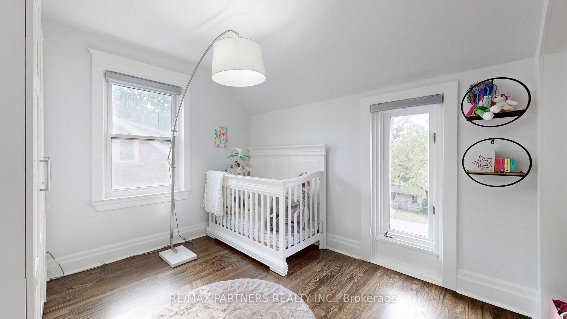 16 Elizabeth St S