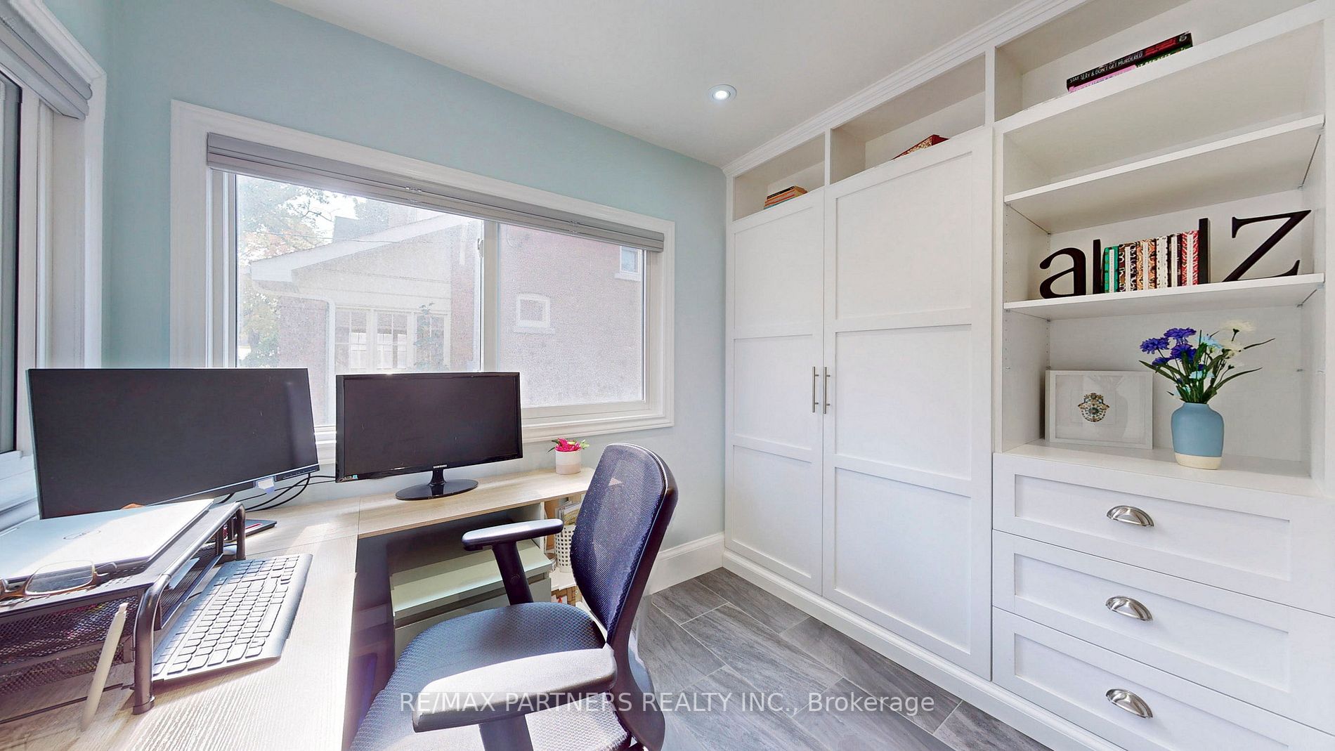 16 Elizabeth St S