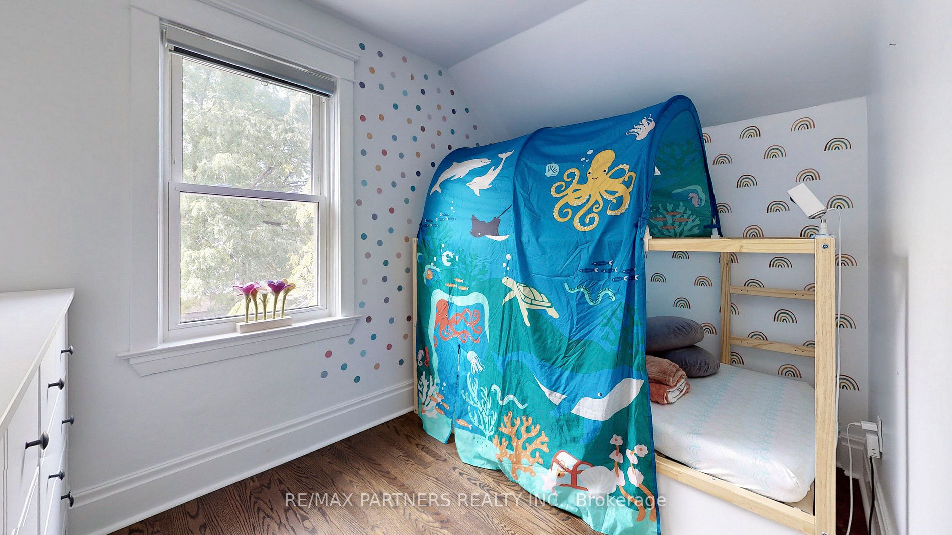 16 Elizabeth St S
