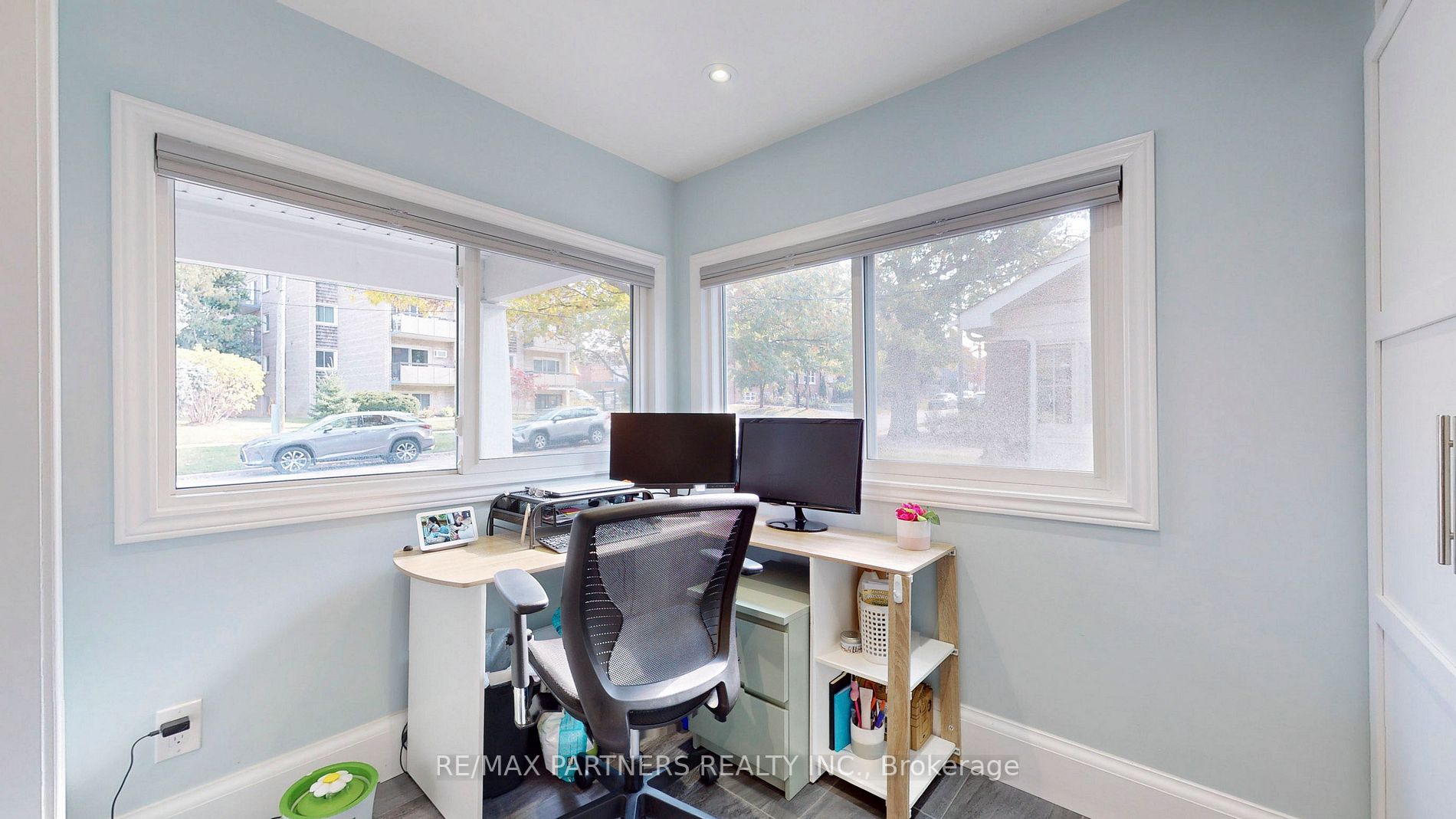 16 Elizabeth St S