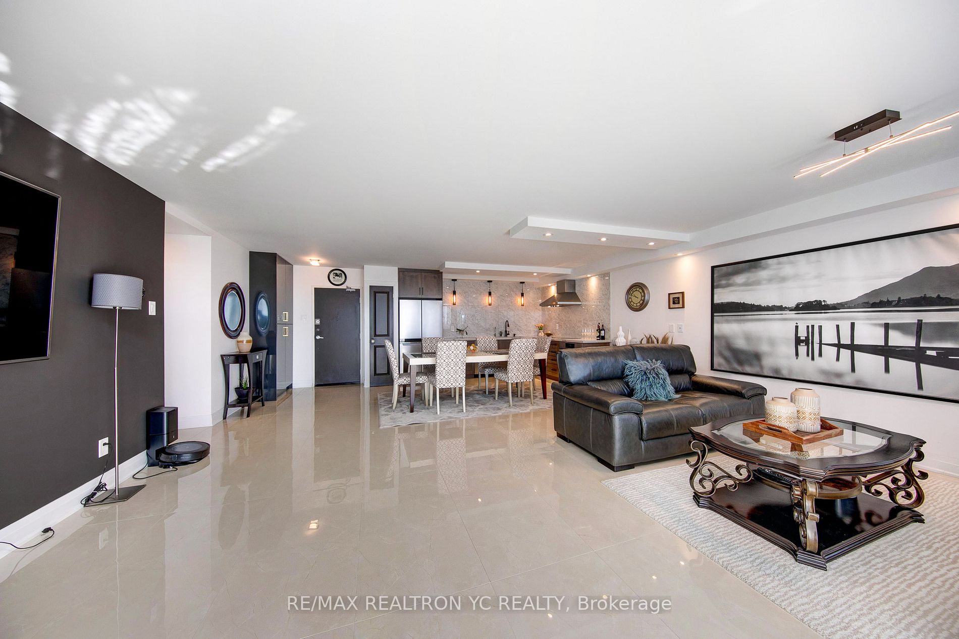 8111 Yonge St, #1712