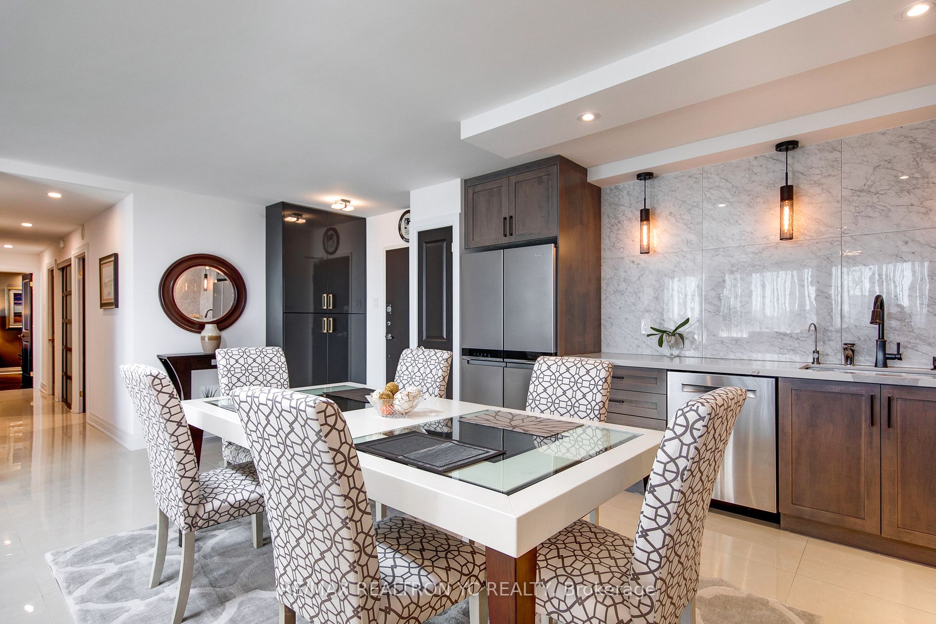 8111 Yonge St, #1712