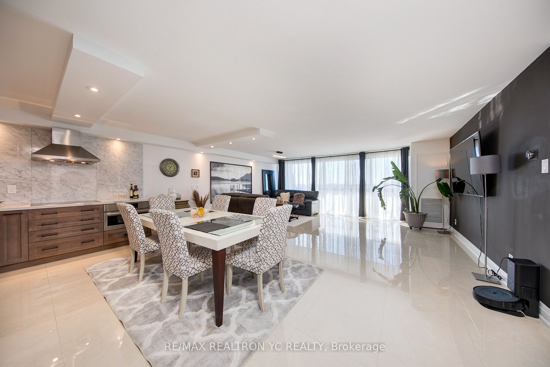 8111 Yonge St, #1712