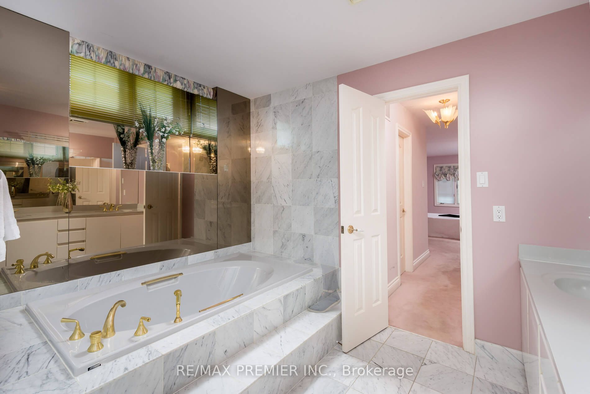 7 Thomson Creek Blvd