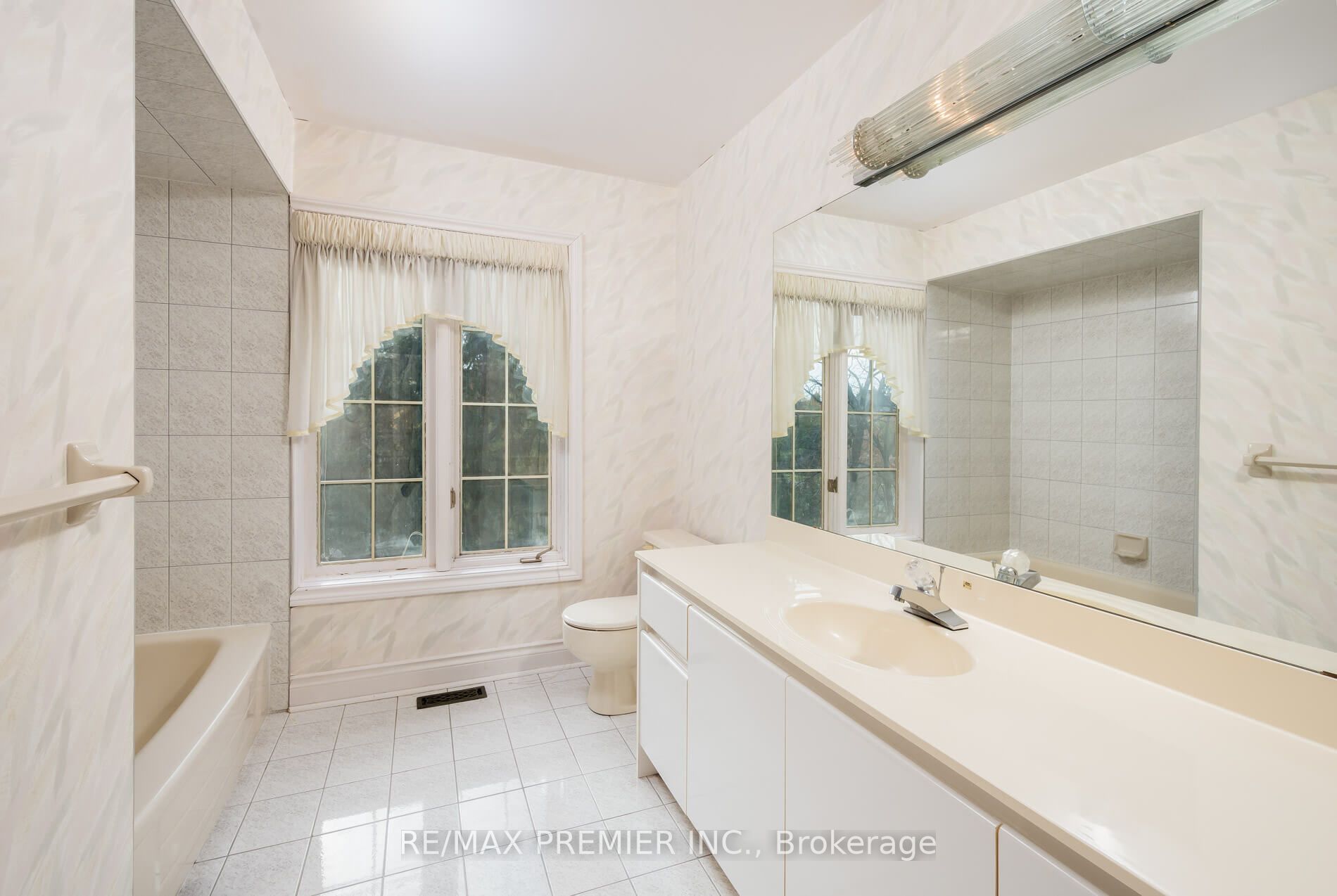 7 Thomson Creek Blvd