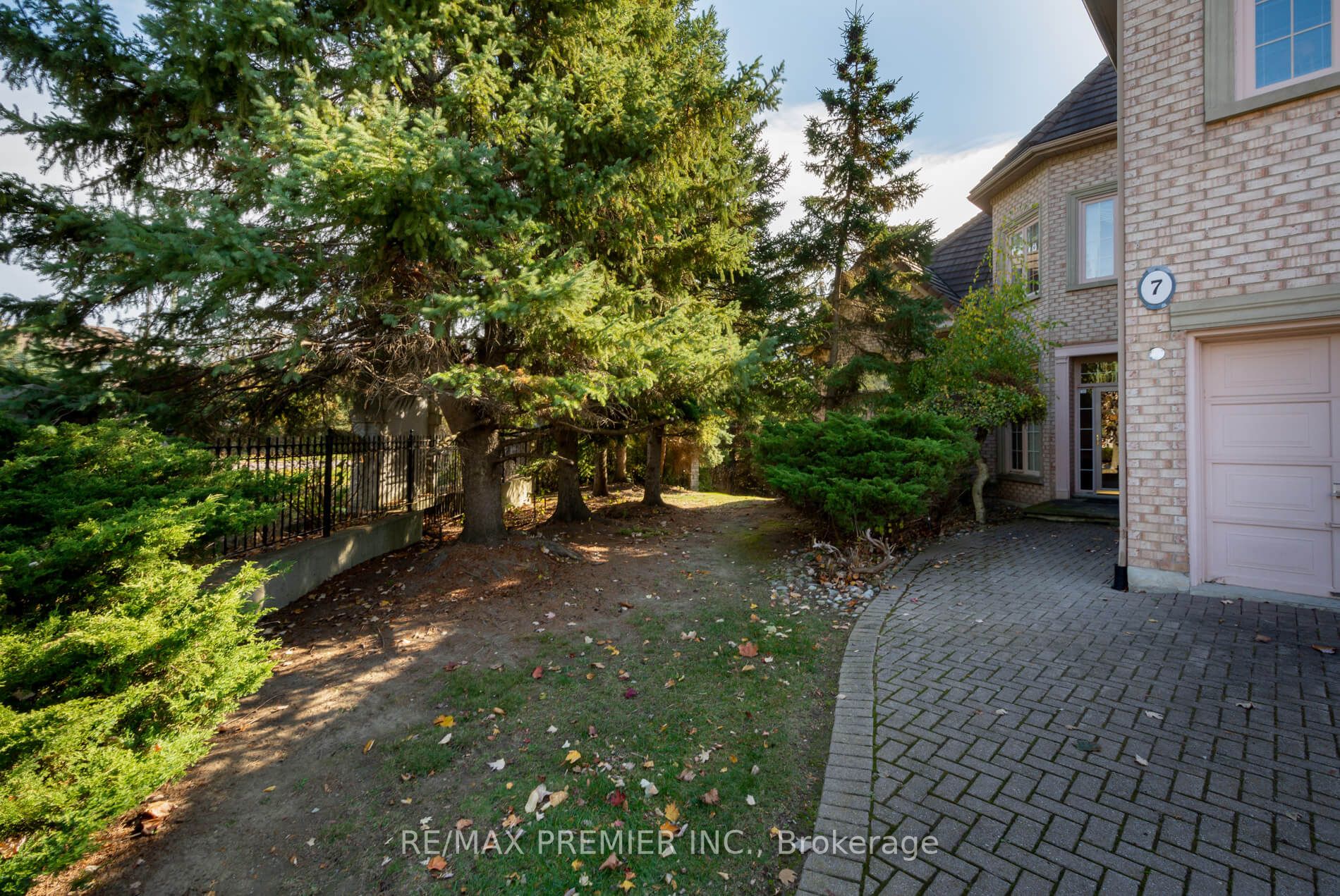 7 Thomson Creek Blvd
