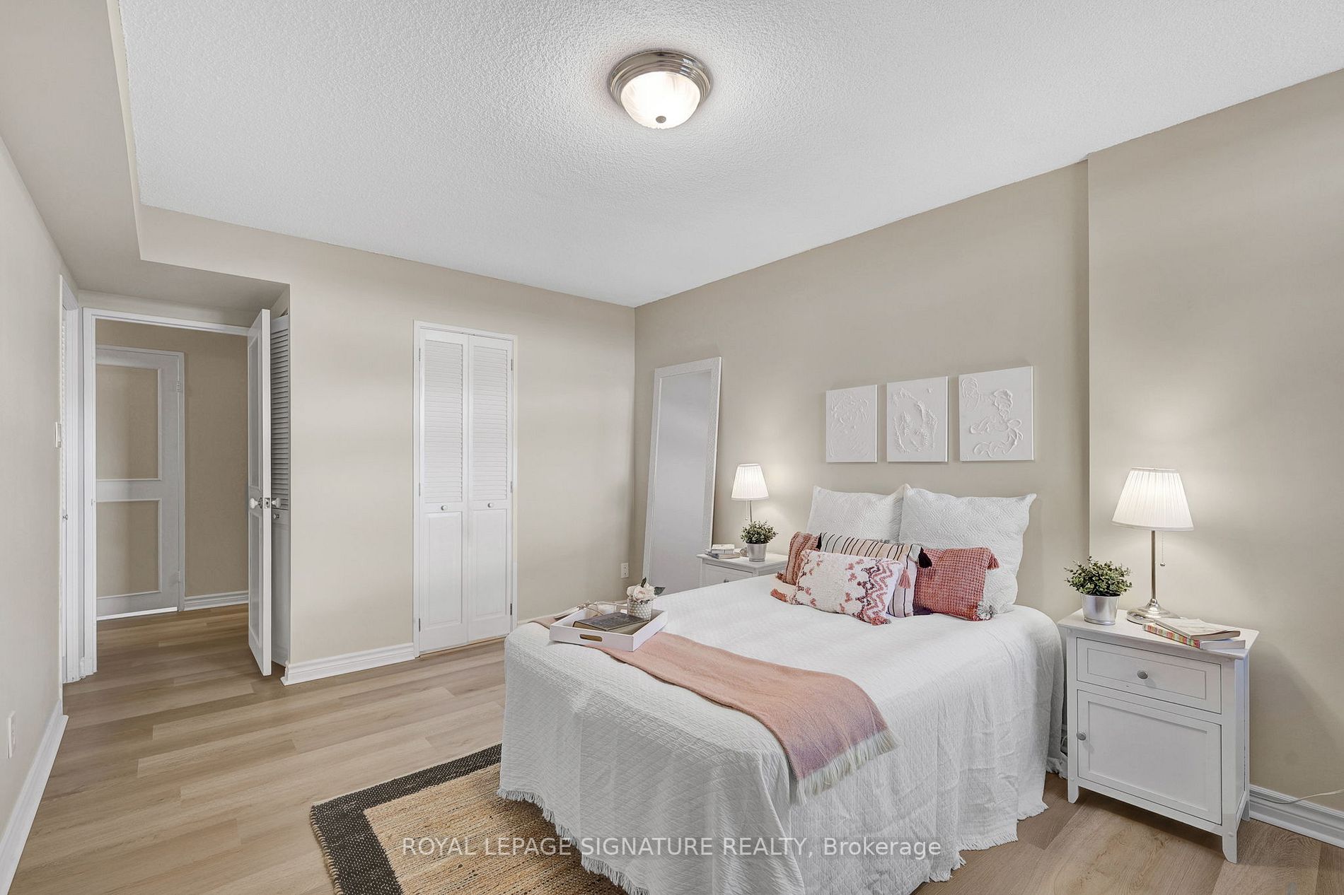 7811 Yonge St, #808