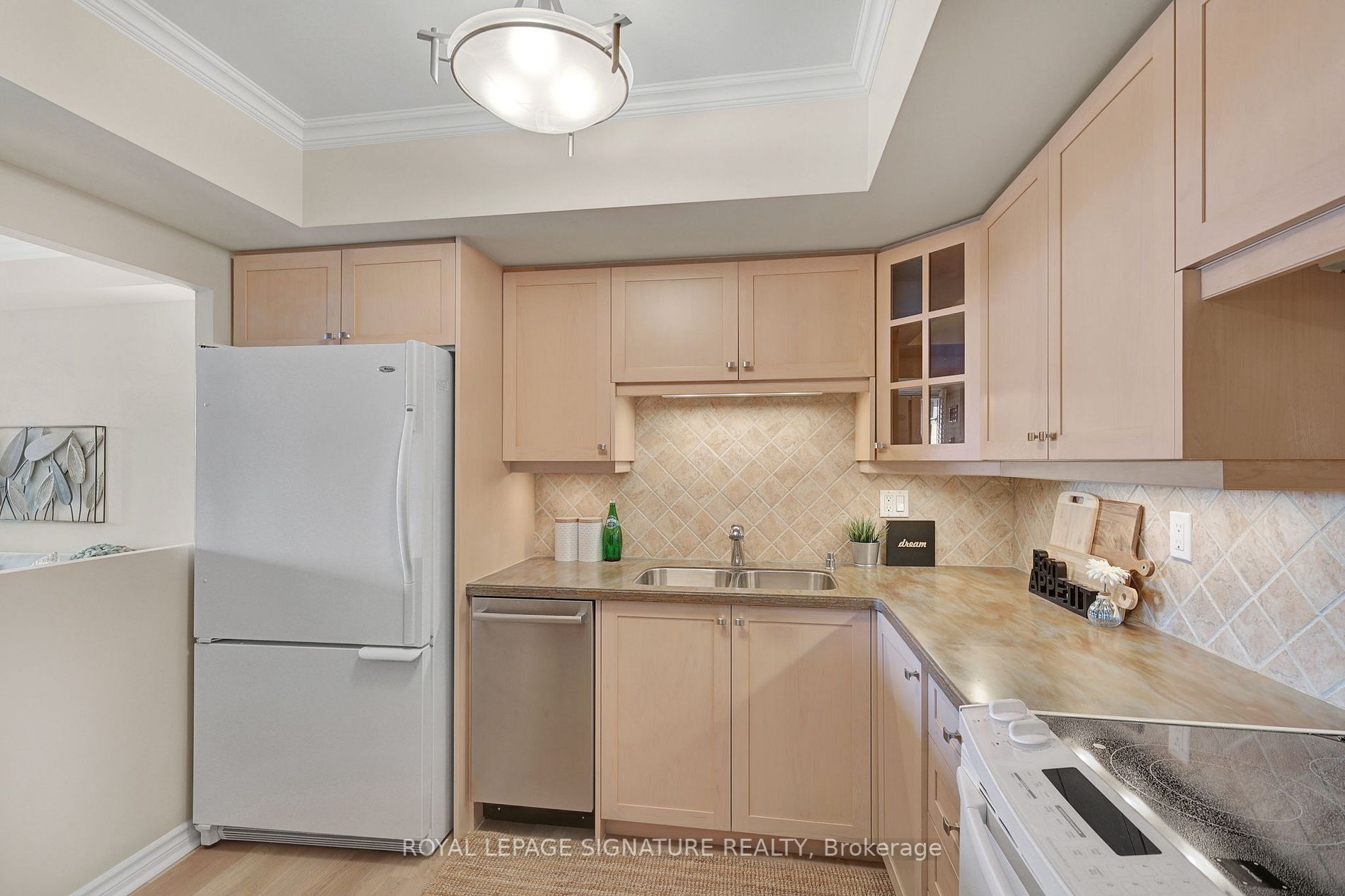 7811 Yonge St, #808