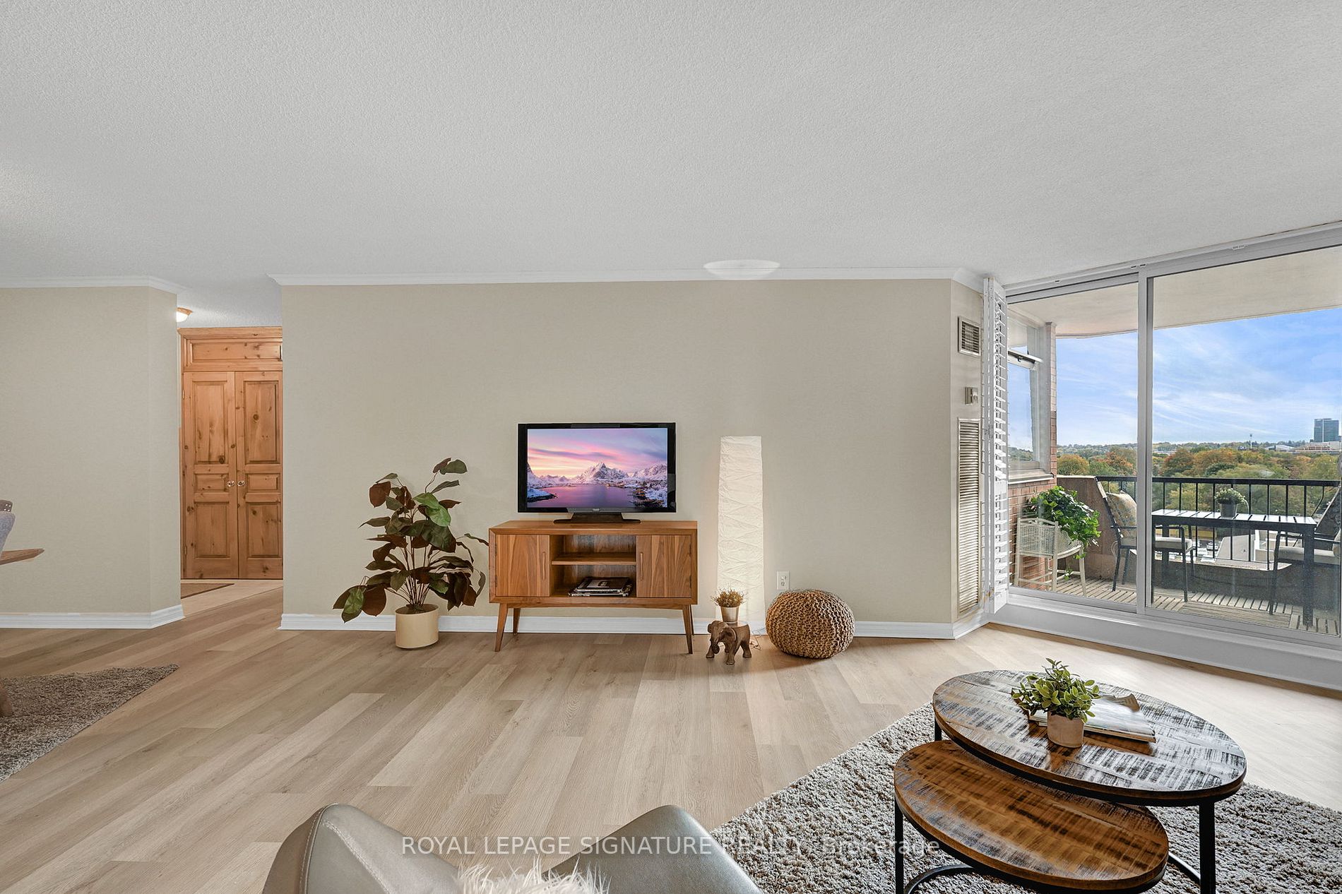 7811 Yonge St, #808