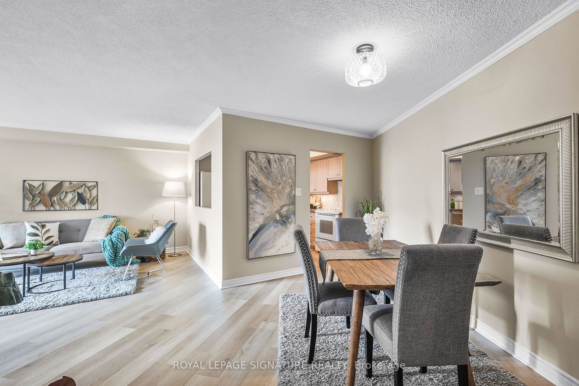 7811 Yonge St, #808