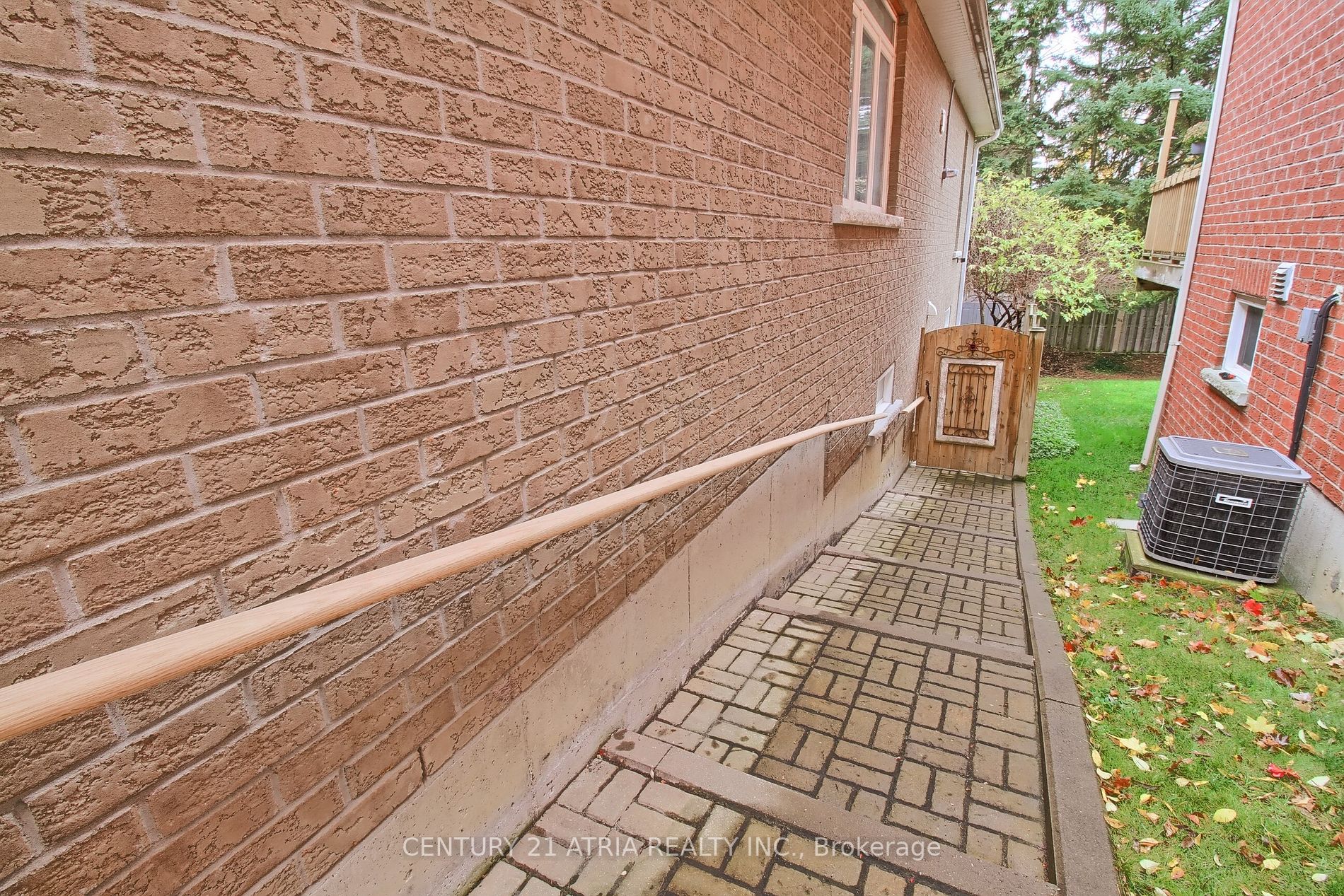 73 Gardiner Dr, #Lower