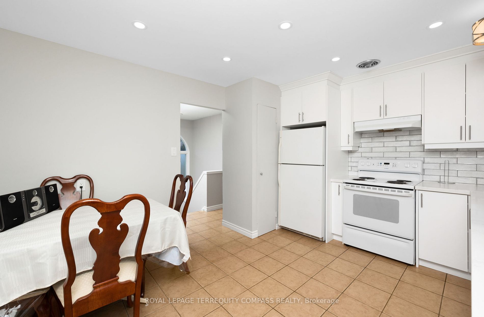 240 Sunset Cres