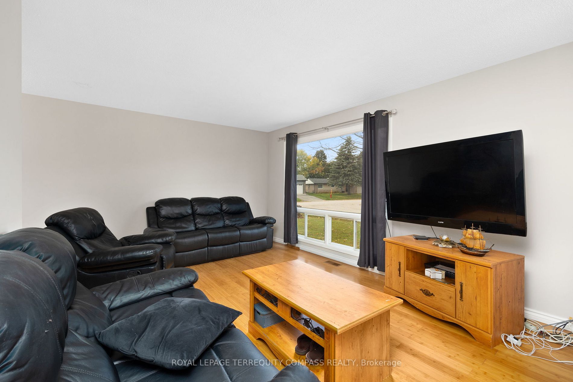 240 Sunset Cres