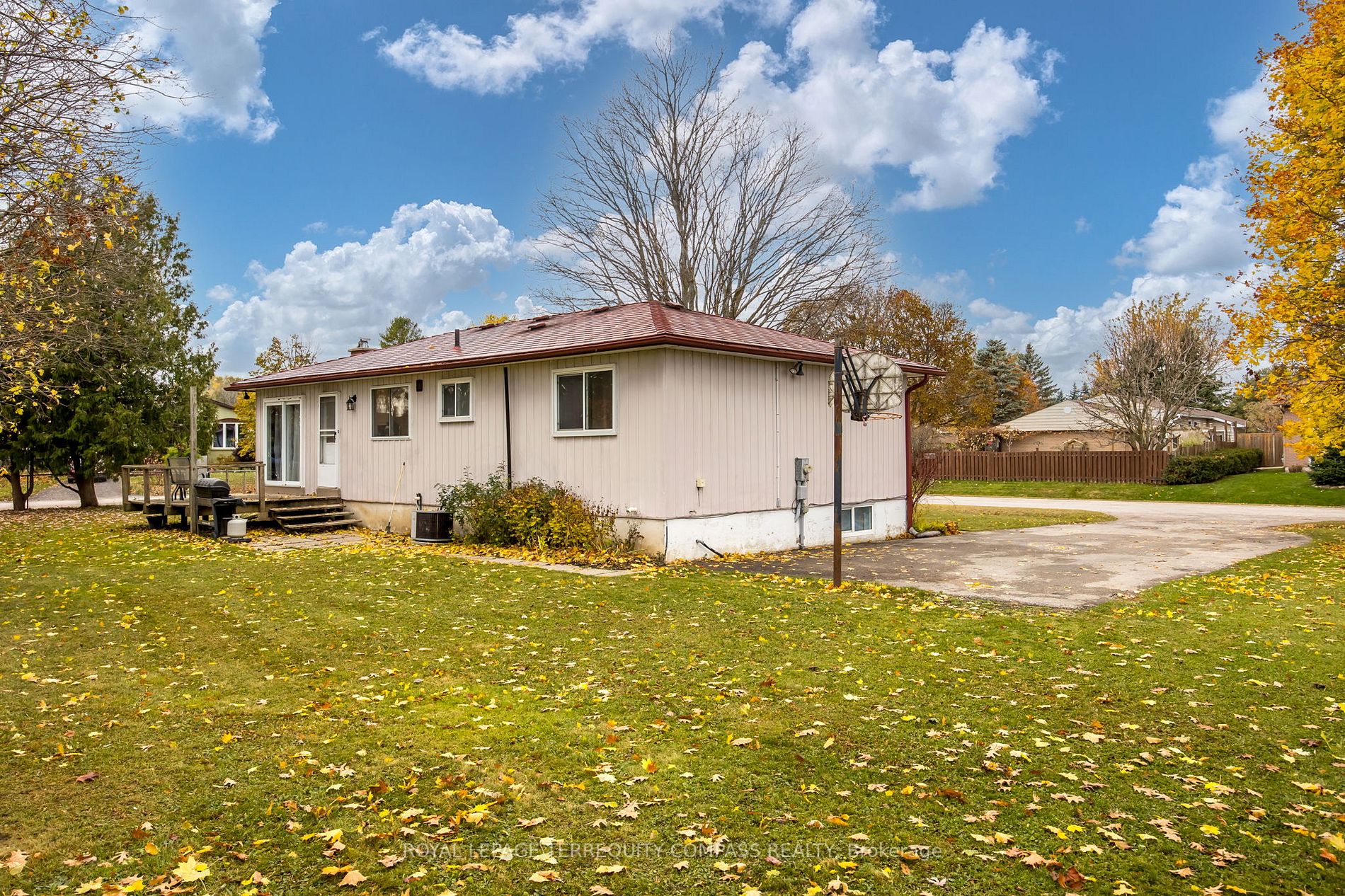 240 Sunset Cres