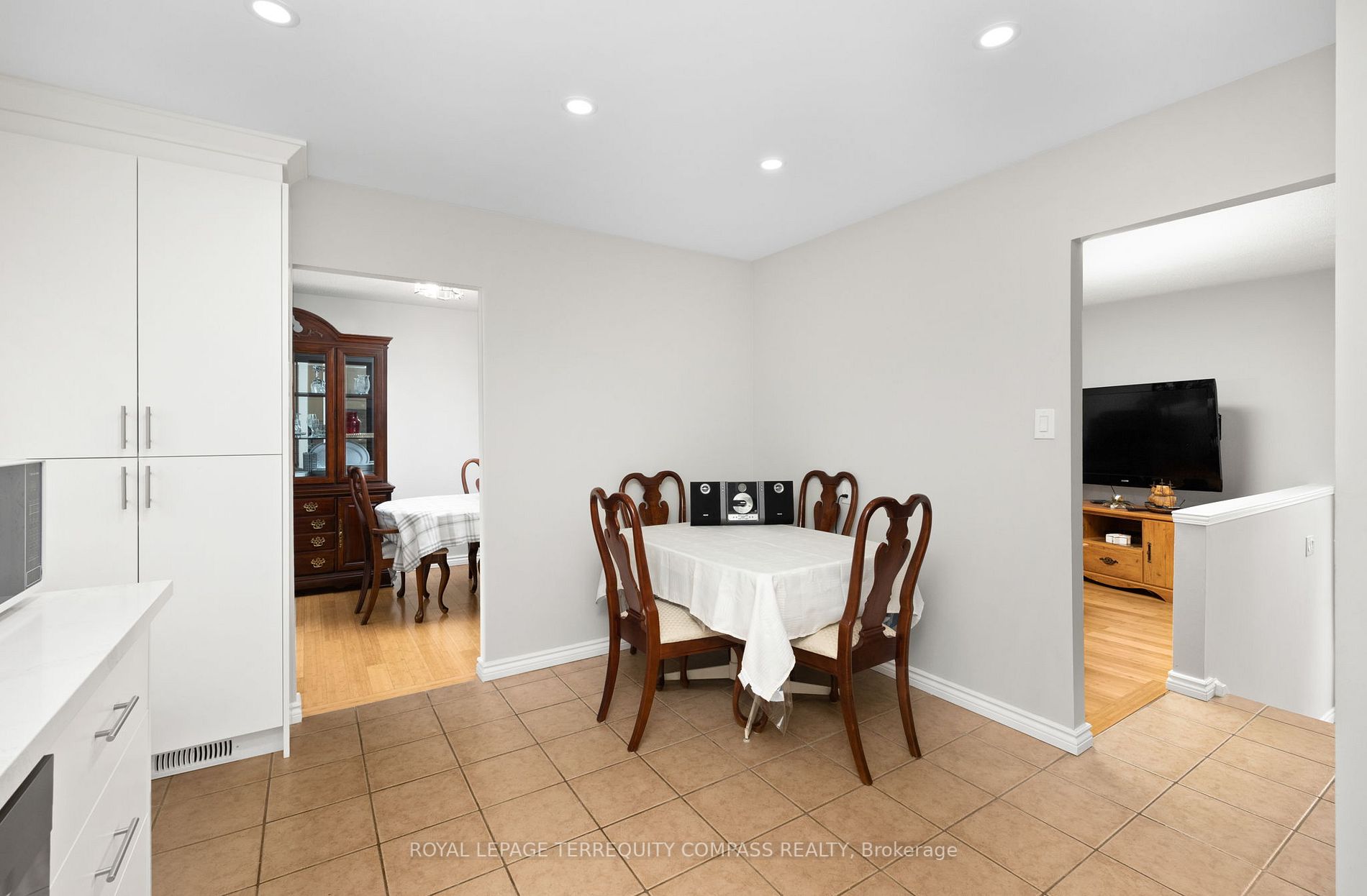 240 Sunset Cres