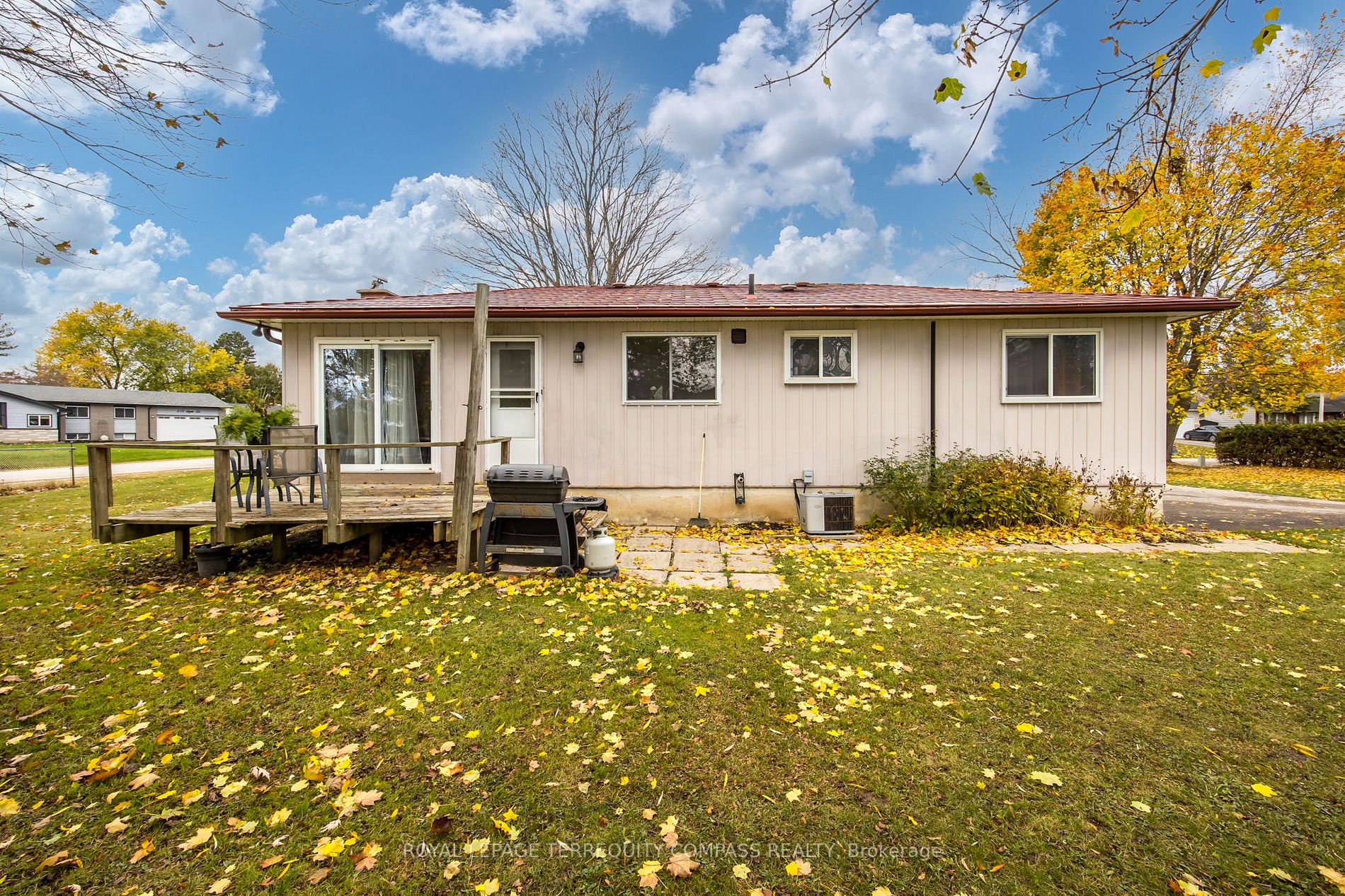 240 Sunset Cres
