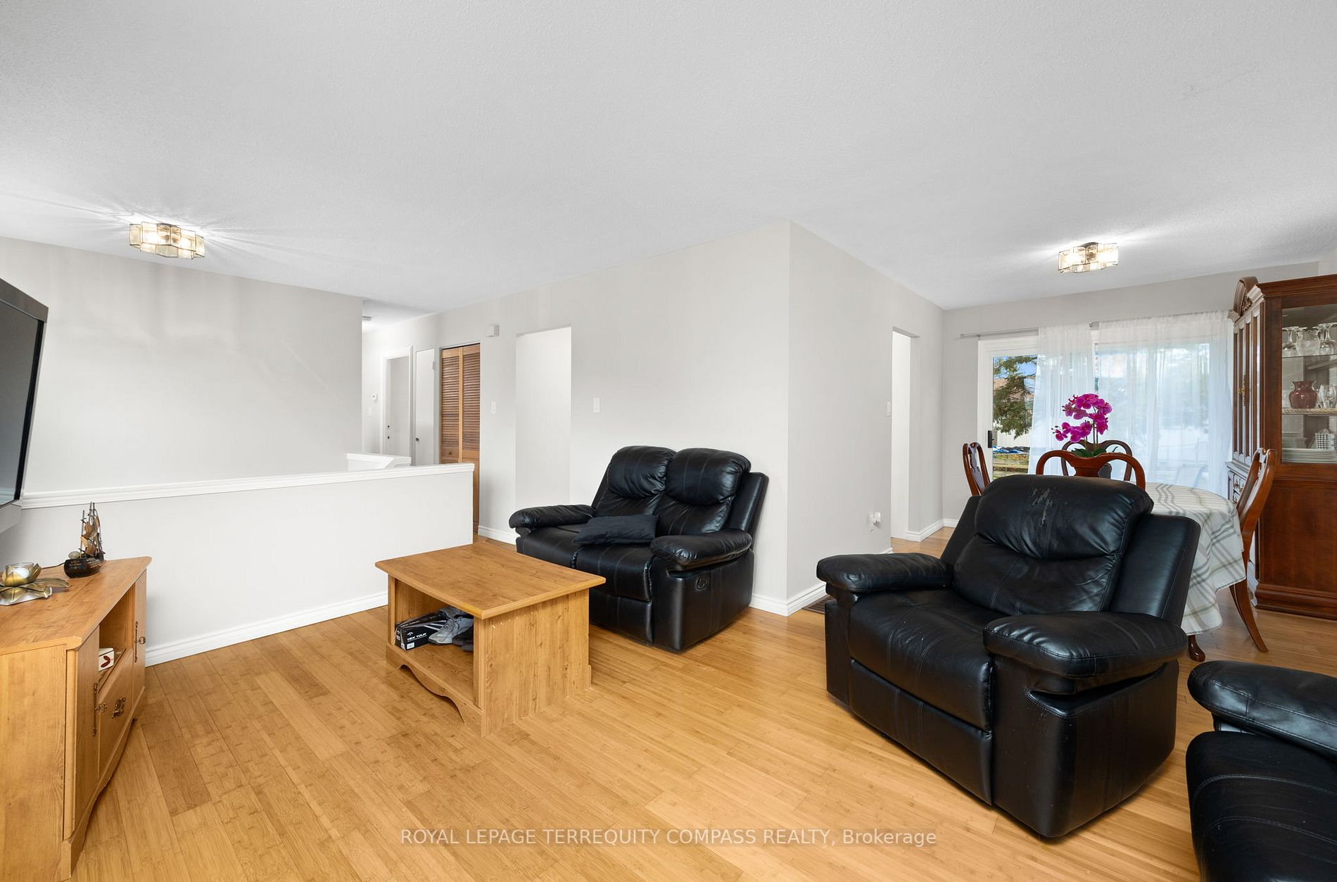 240 Sunset Cres