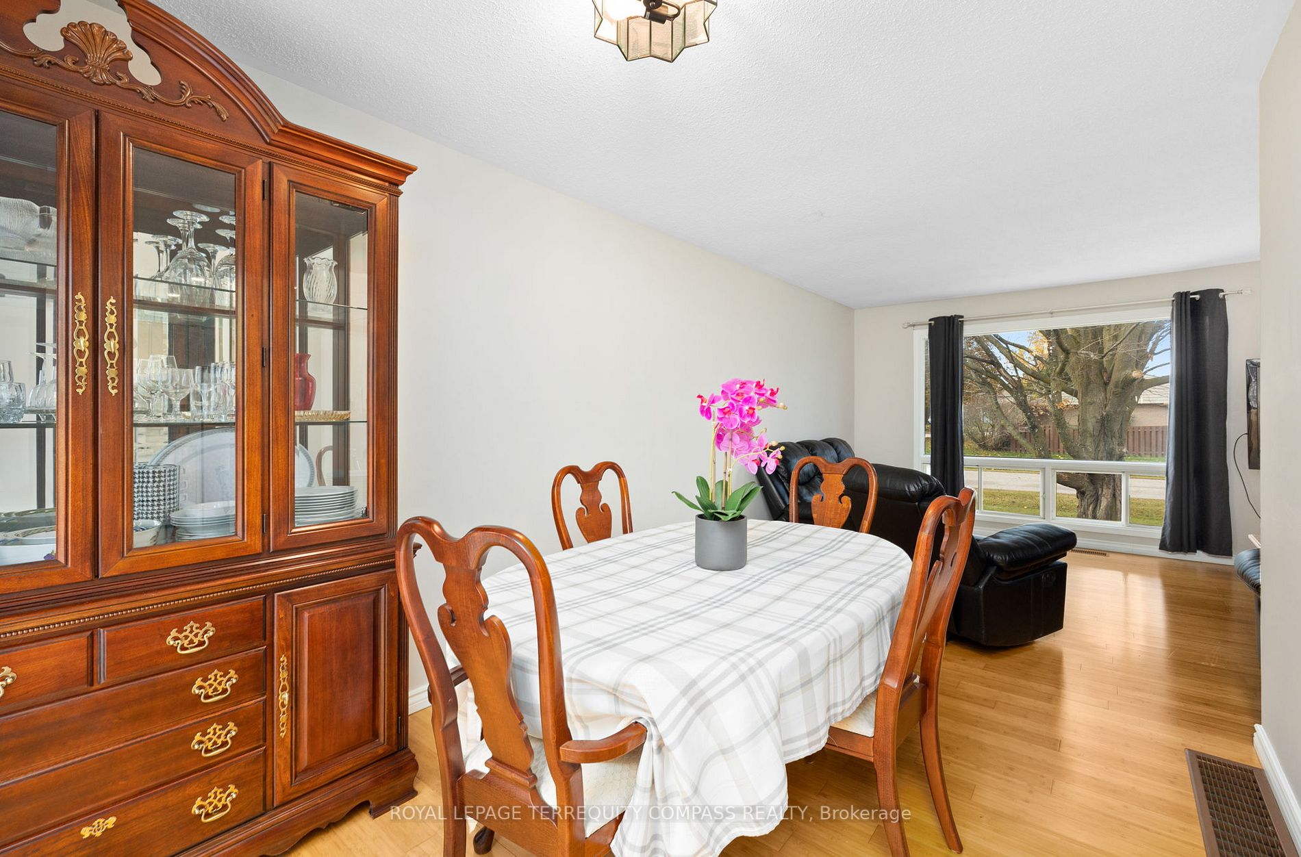 240 Sunset Cres