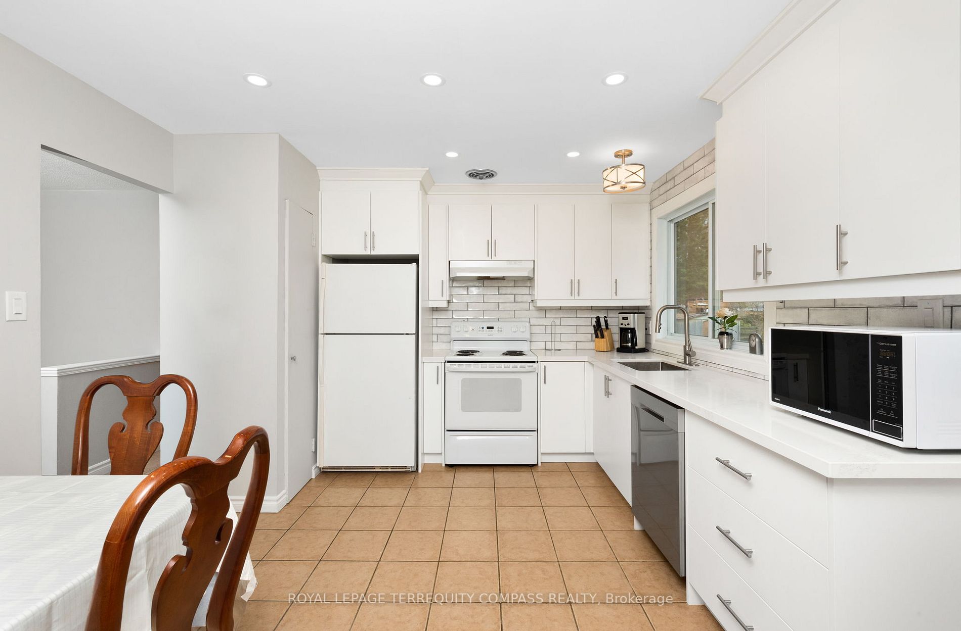 240 Sunset Cres