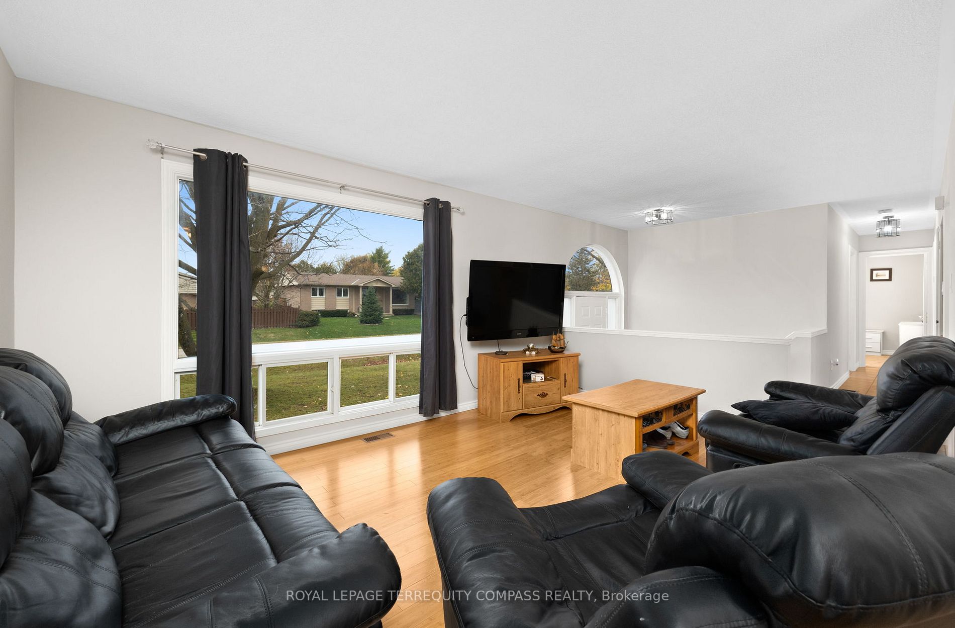 240 Sunset Cres