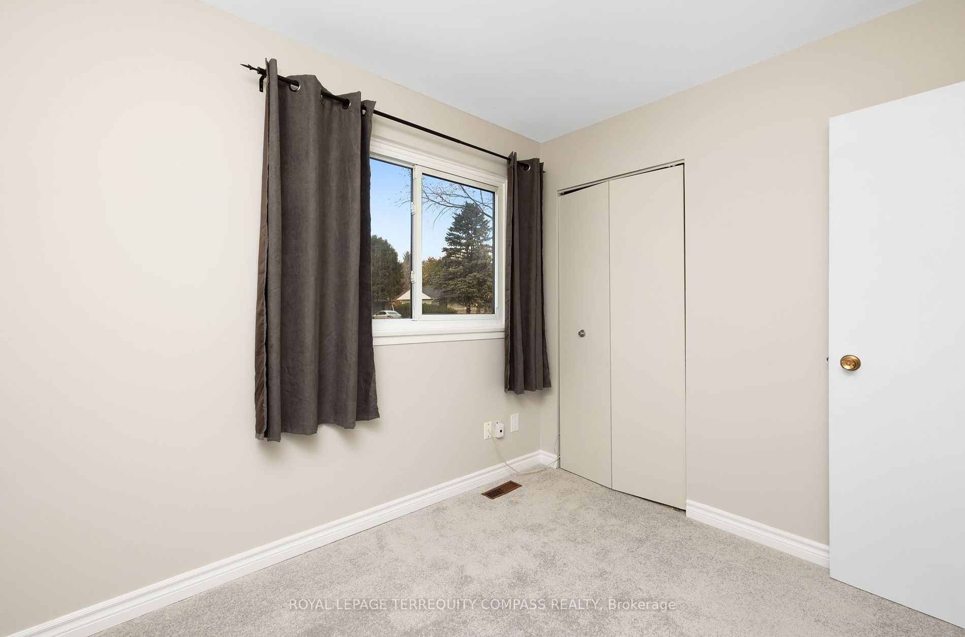 240 Sunset Cres