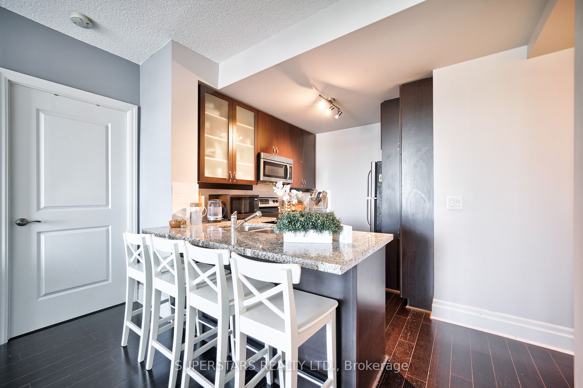 111 Upper Duke Cres, #904