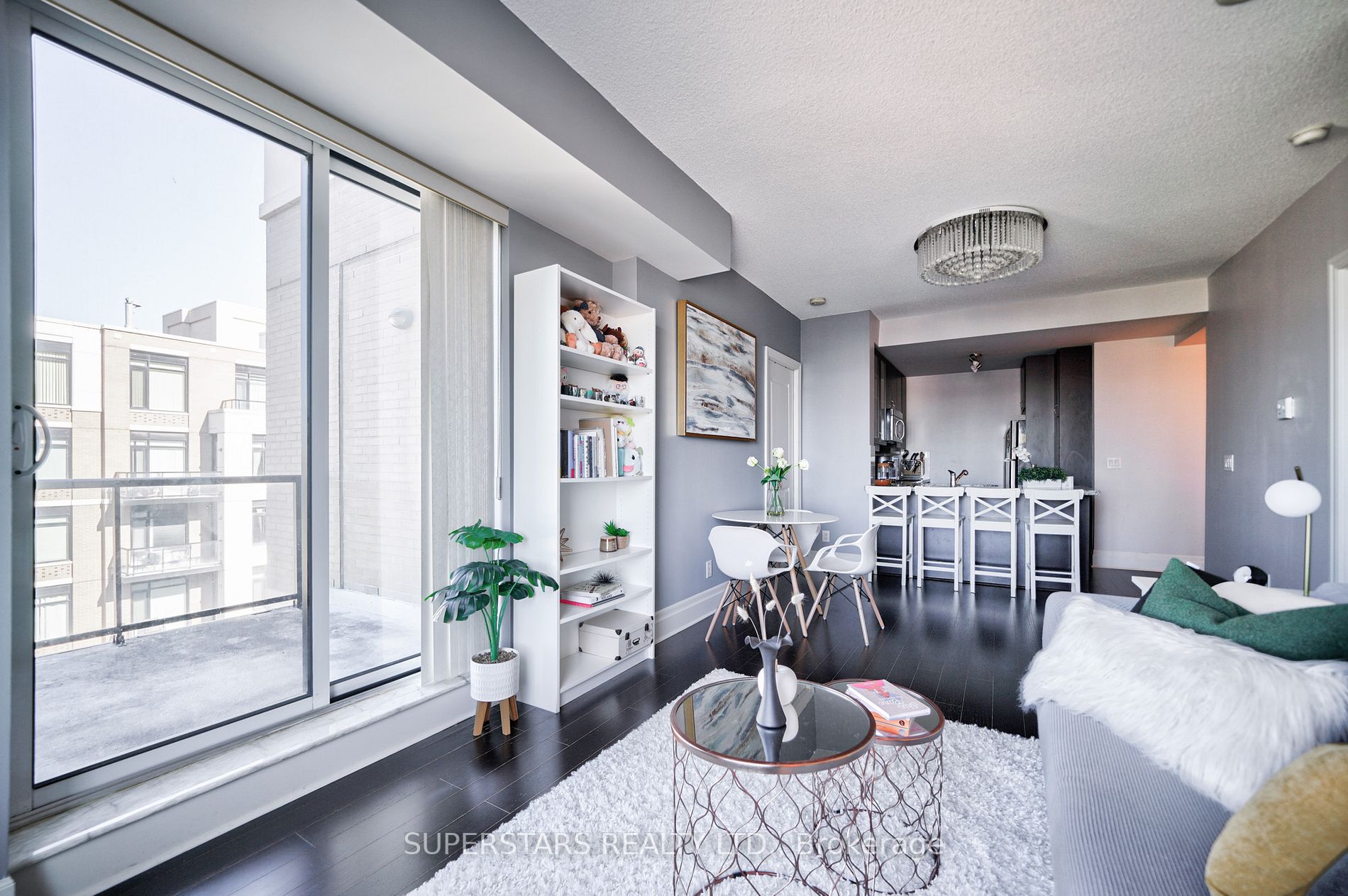111 Upper Duke Cres, #904