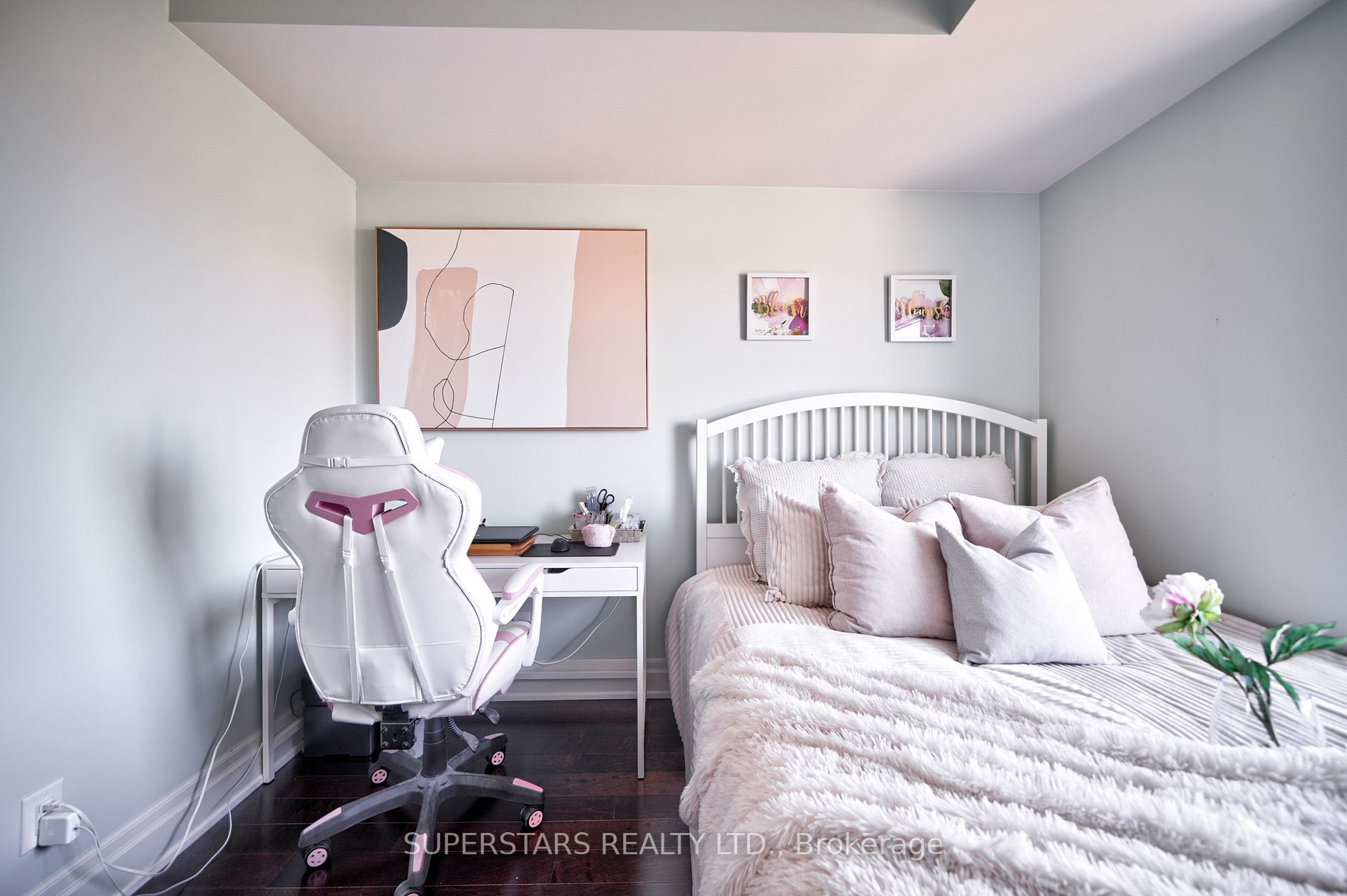 111 Upper Duke Cres, #904
