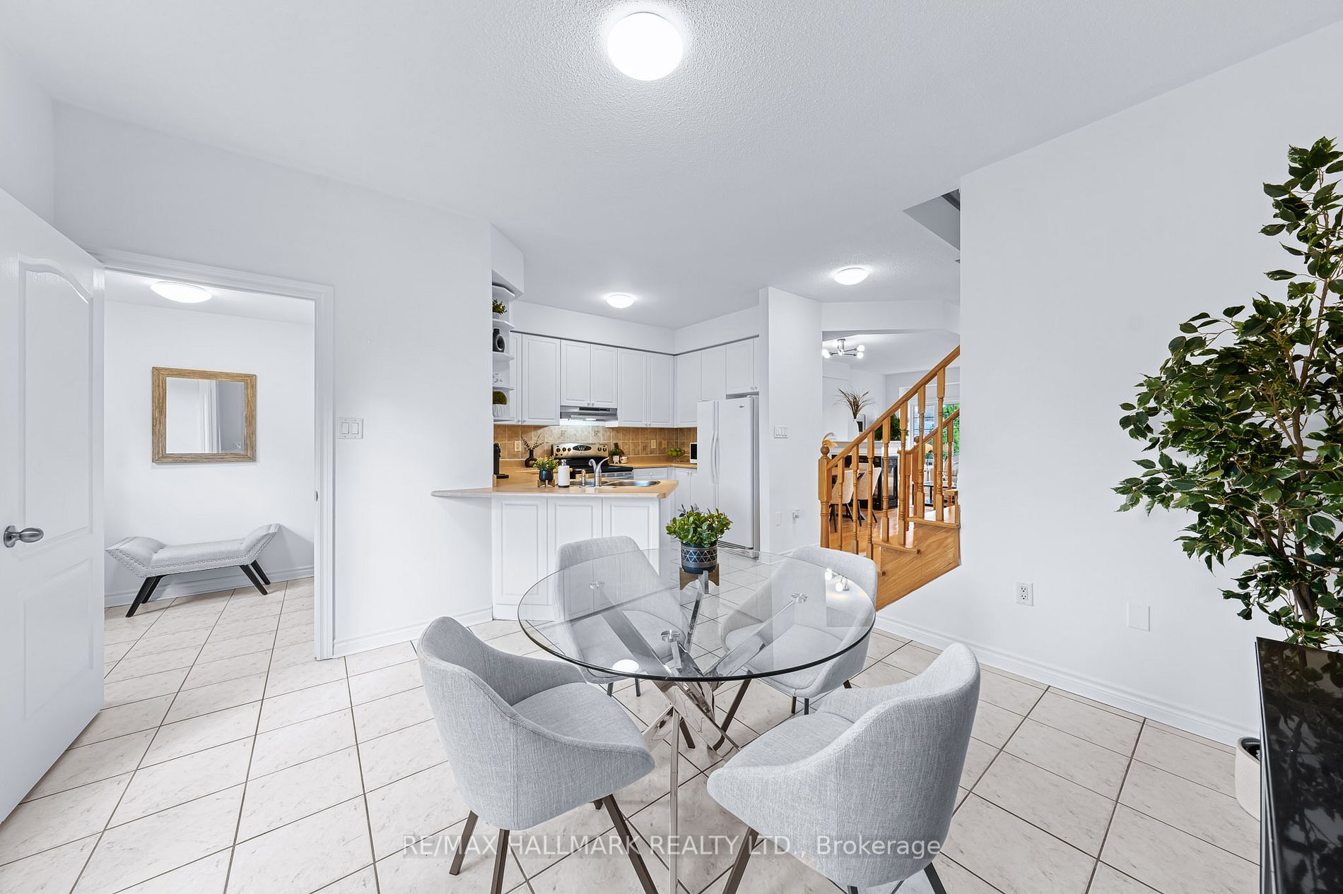 4 Thornhill Woods Dr