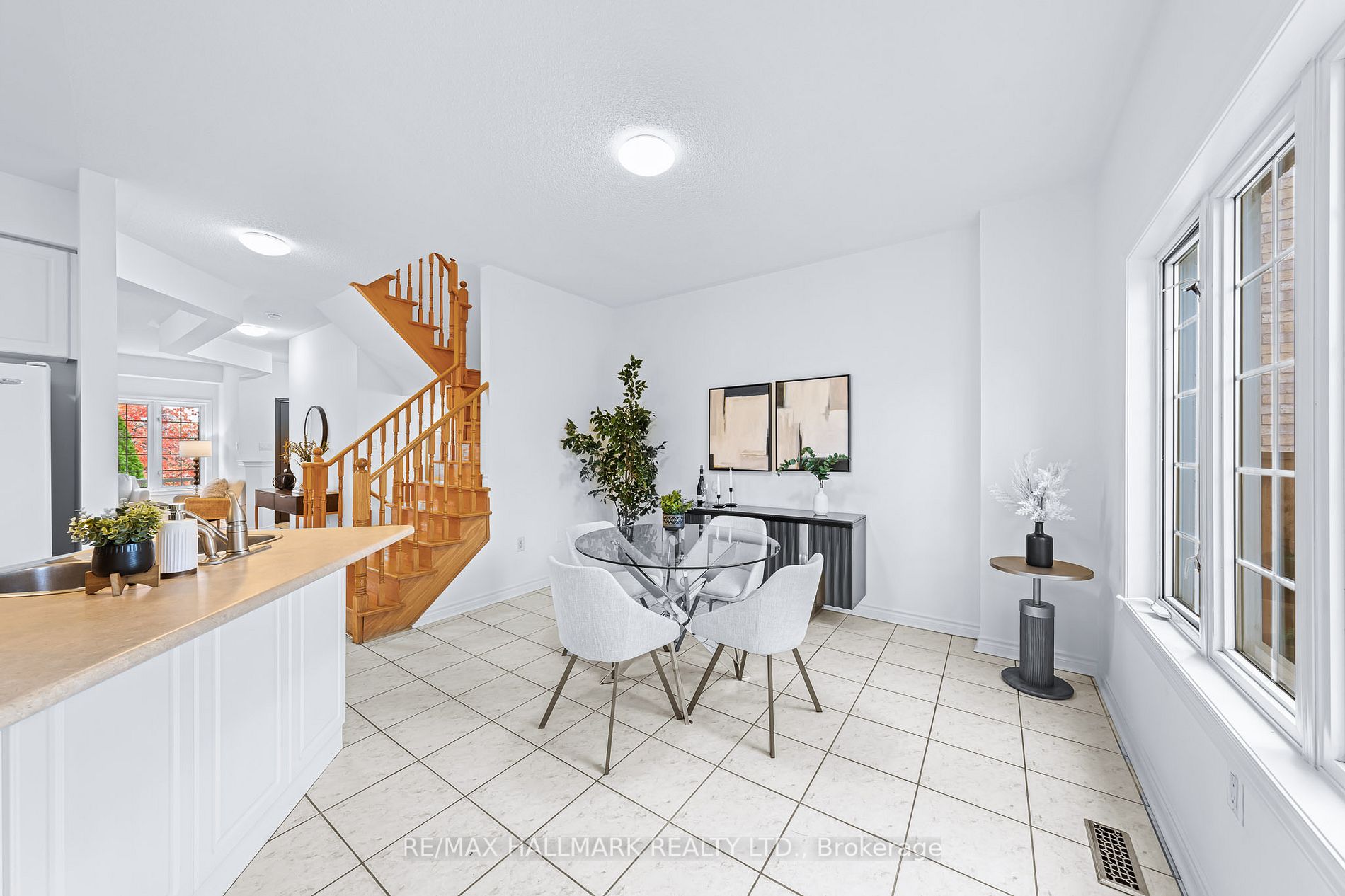 4 Thornhill Woods Dr