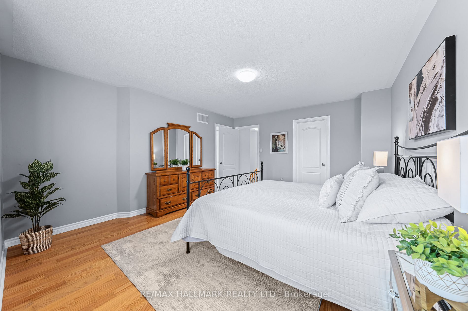 4 Thornhill Woods Dr