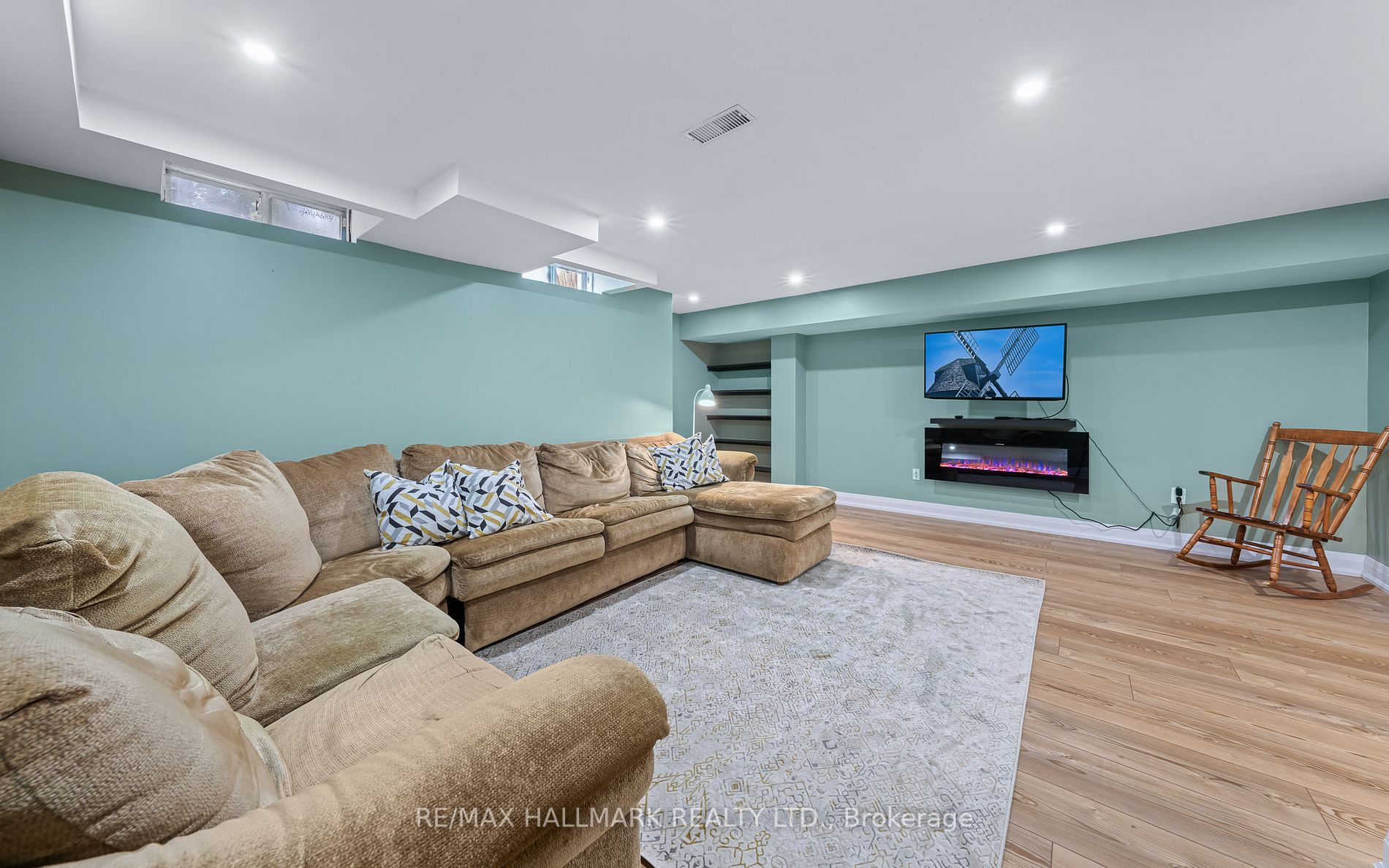 4 Thornhill Woods Dr