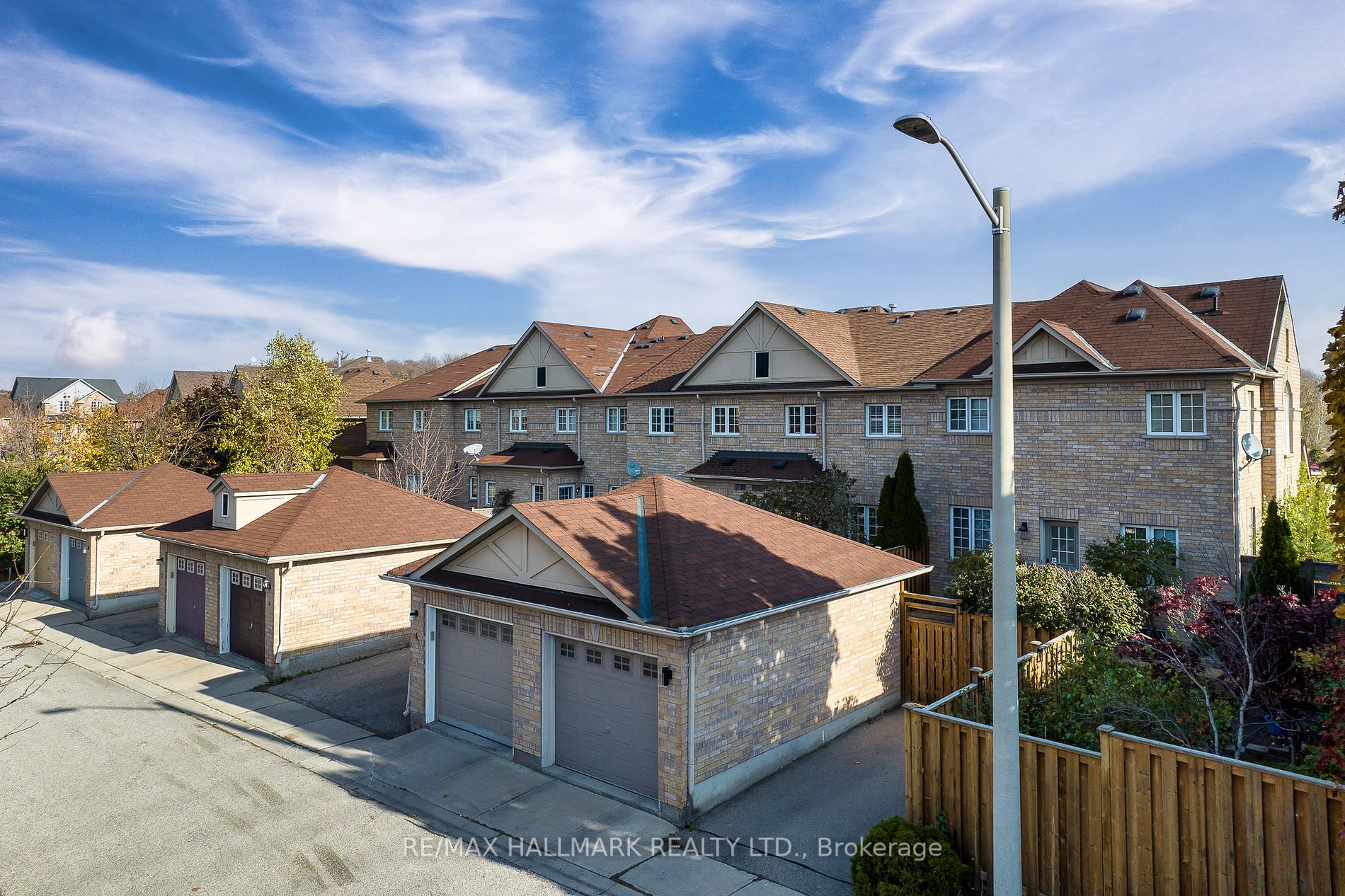 4 Thornhill Woods Dr