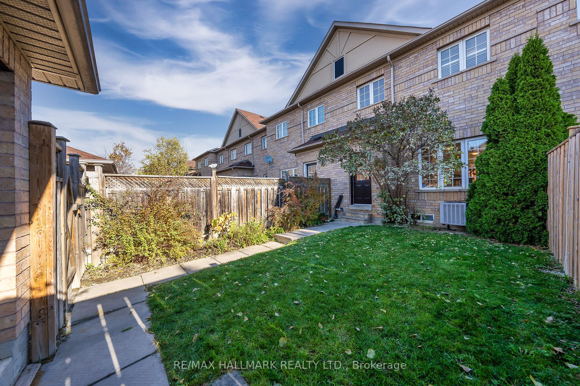 4 Thornhill Woods Dr