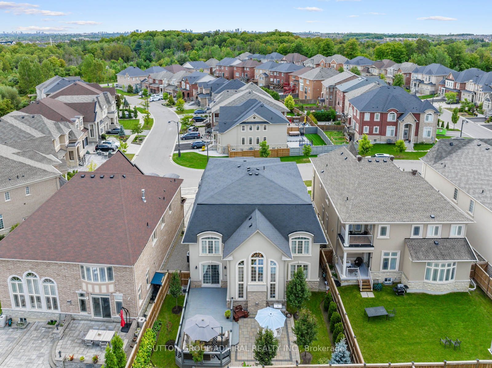 182 Heintzman Cres
