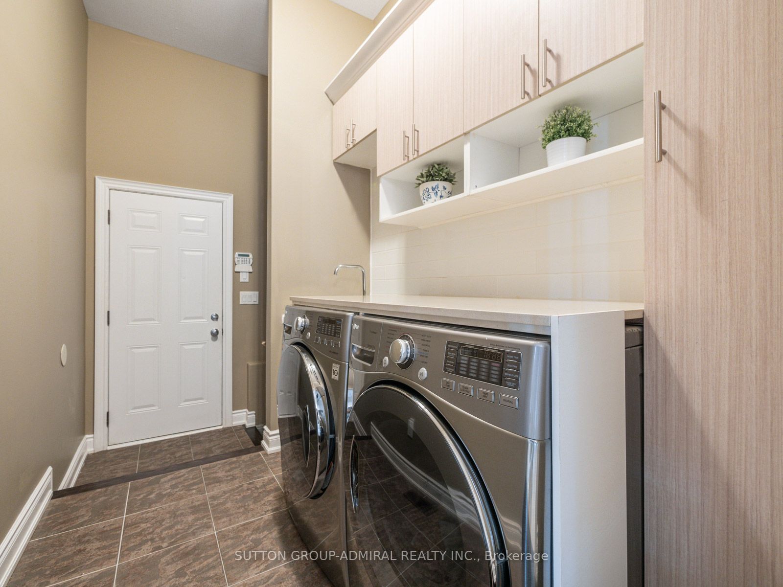 182 Heintzman Cres