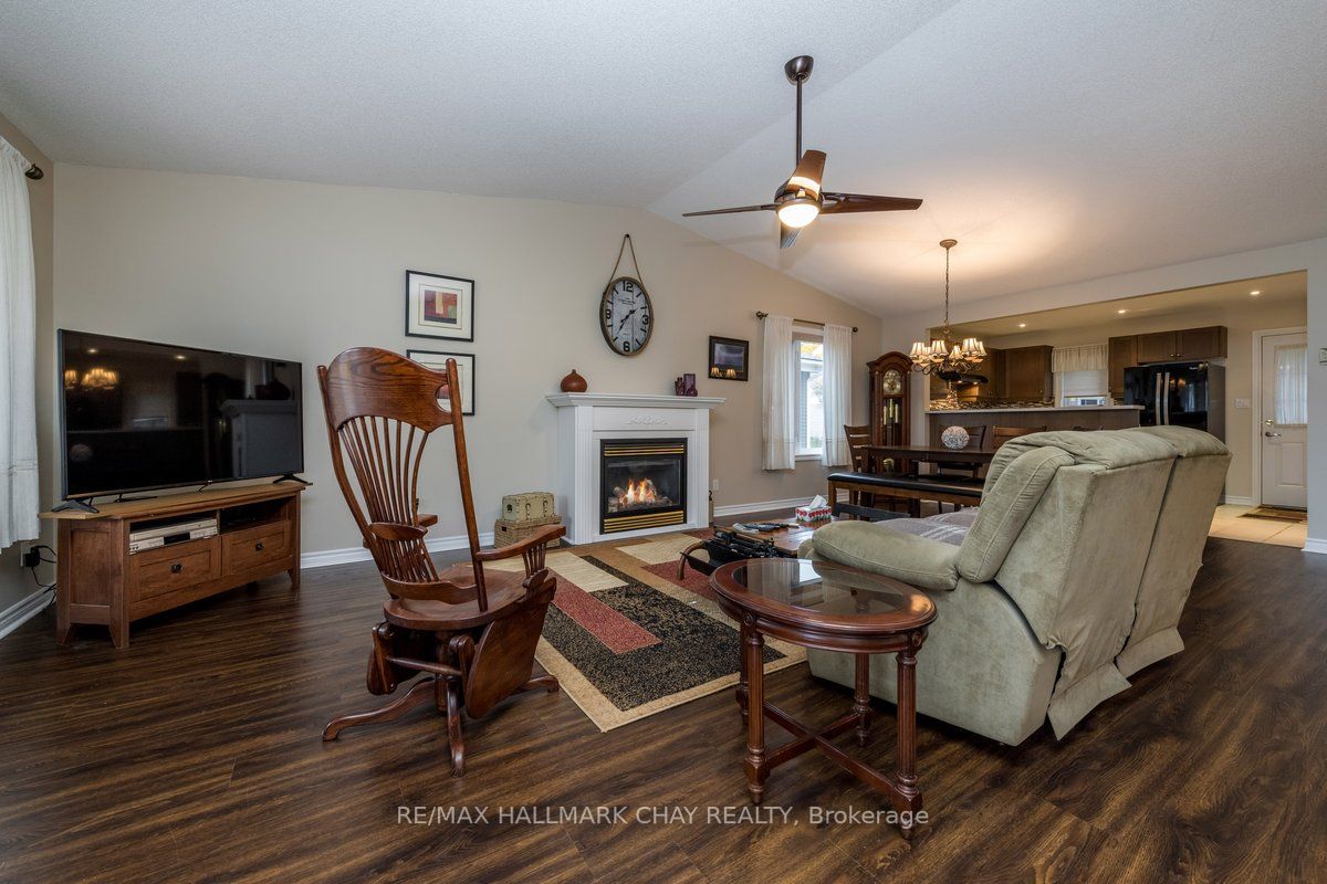 40 Flora Dr E