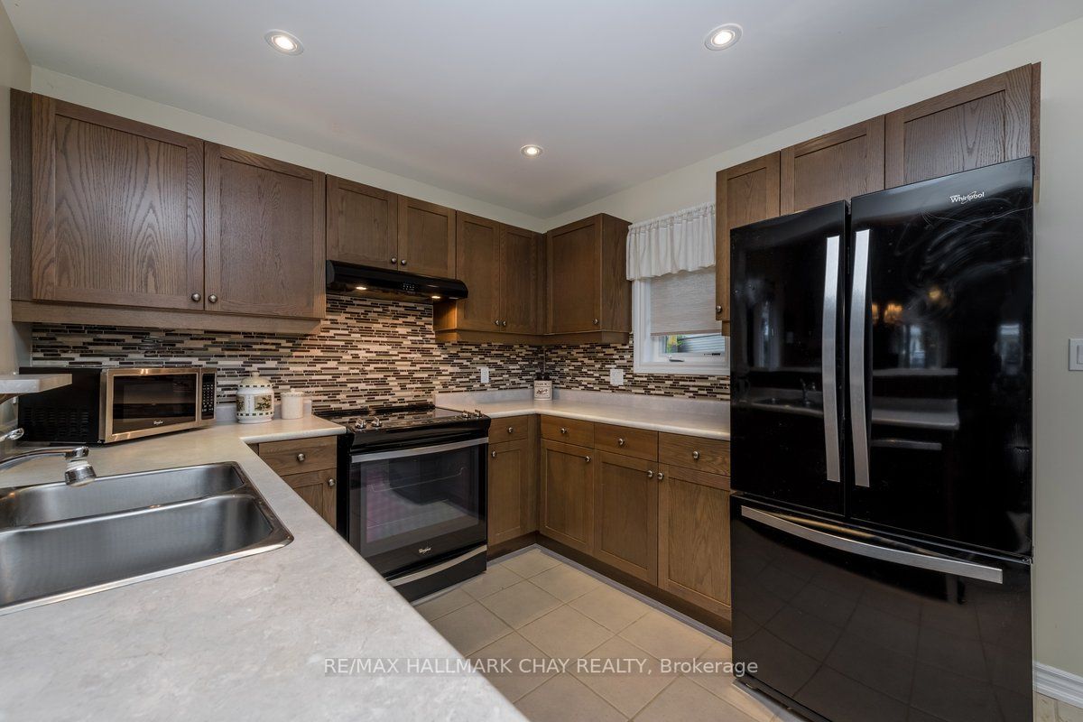 40 Flora Dr E