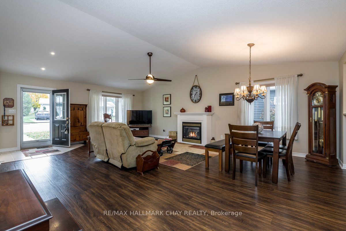 40 Flora Dr E