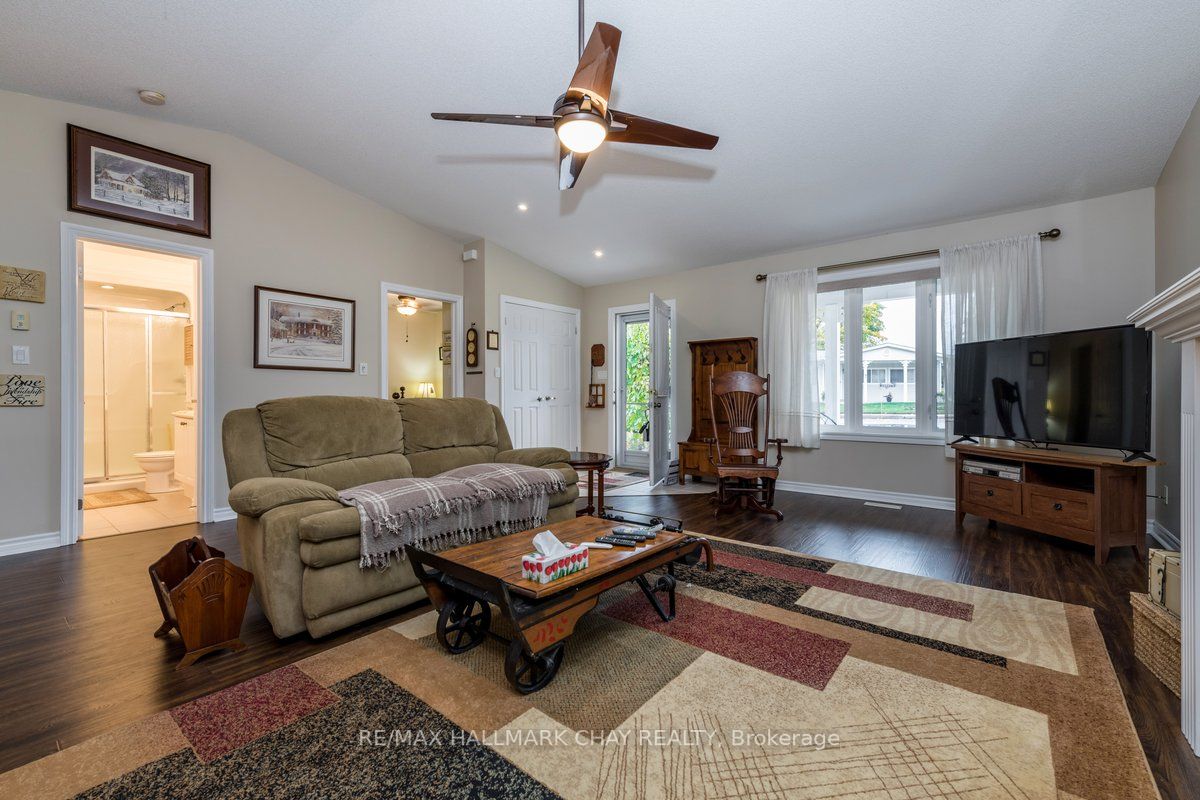 40 Flora Dr E