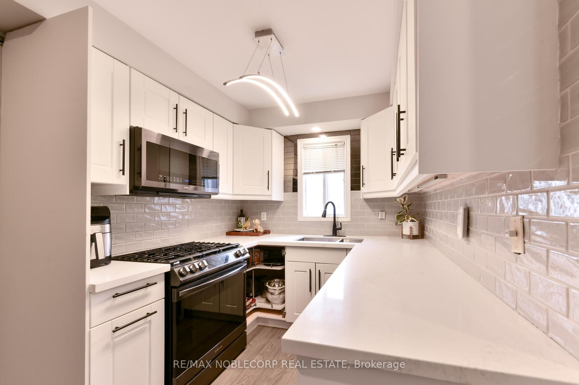 7 Royal Cedar Crt