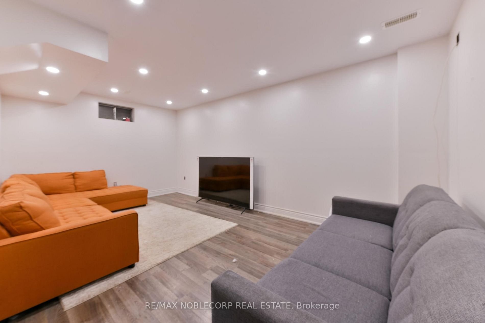 7 Royal Cedar Crt