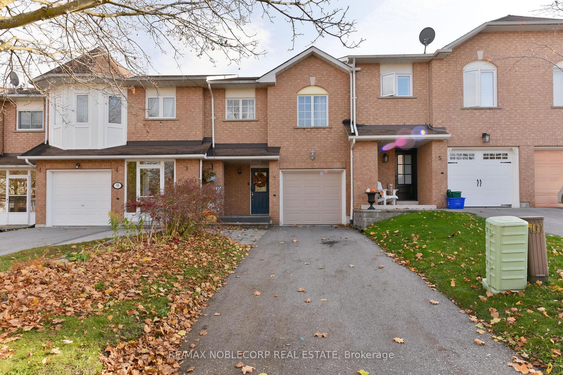 7 Royal Cedar Crt