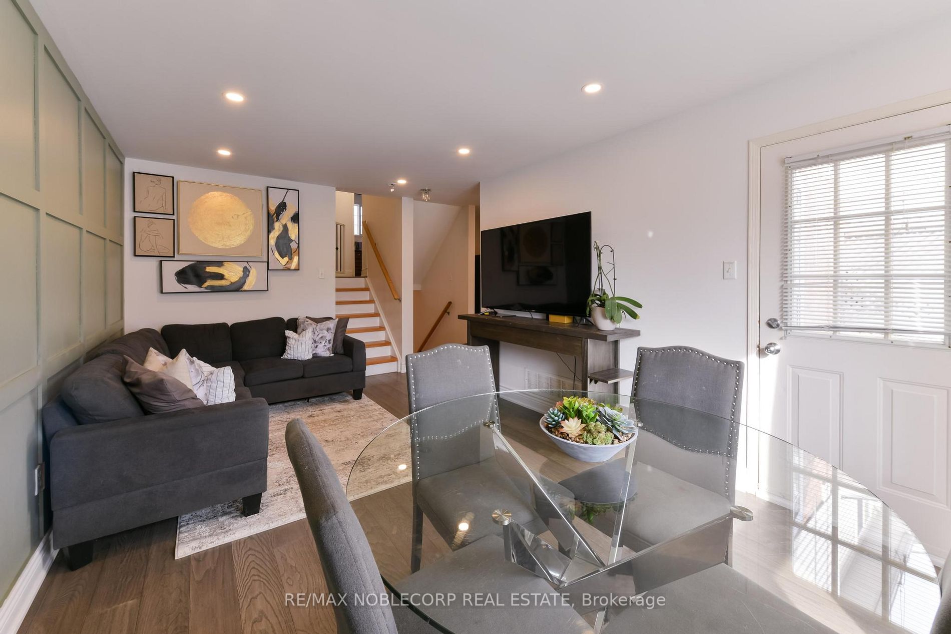7 Royal Cedar Crt