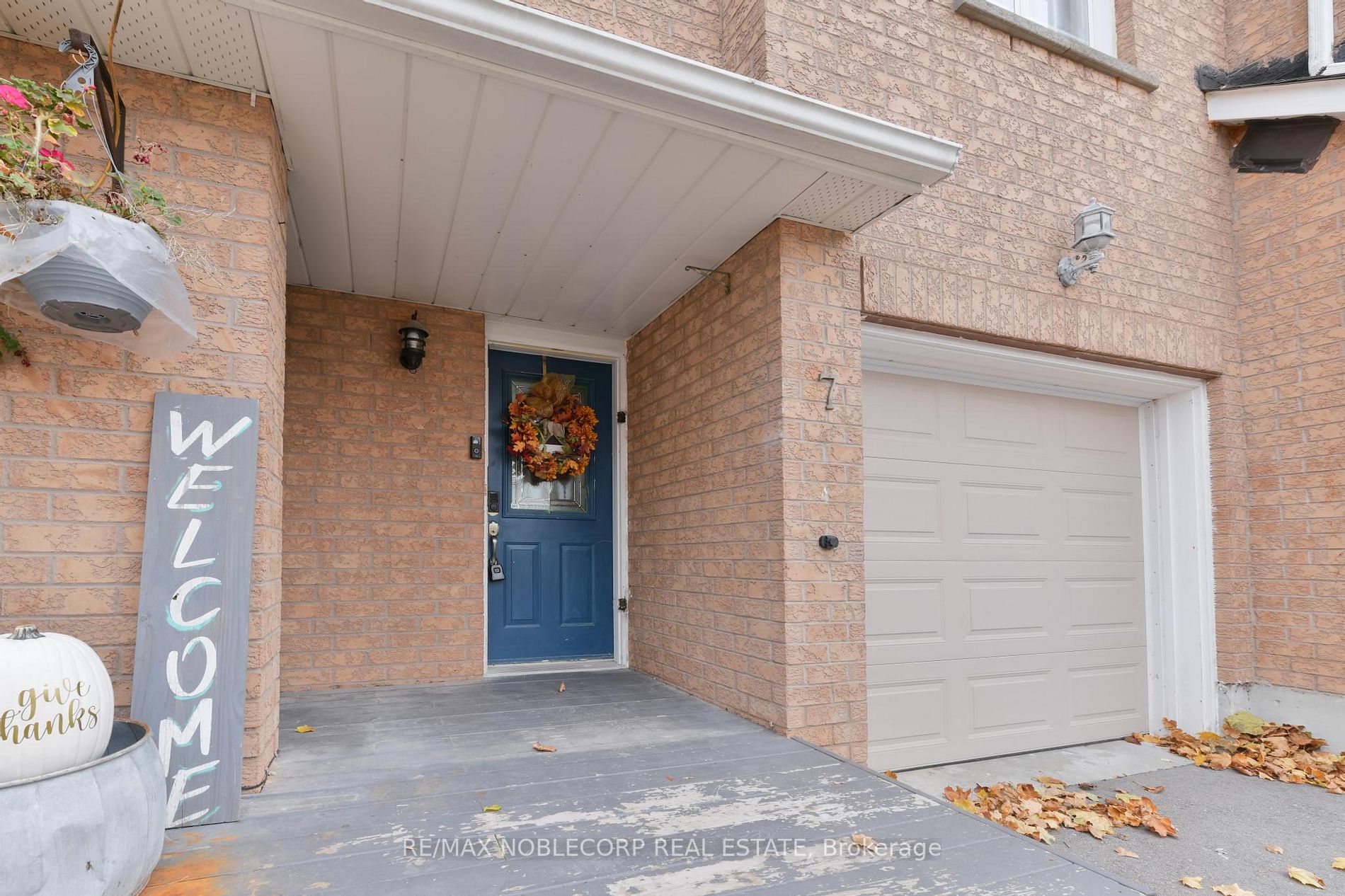 7 Royal Cedar Crt