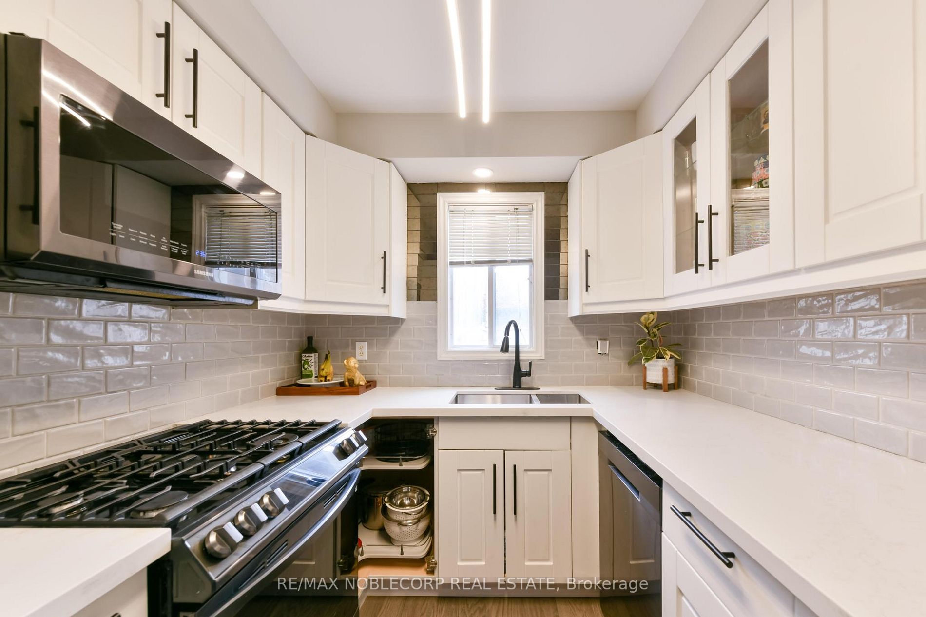 7 Royal Cedar Crt